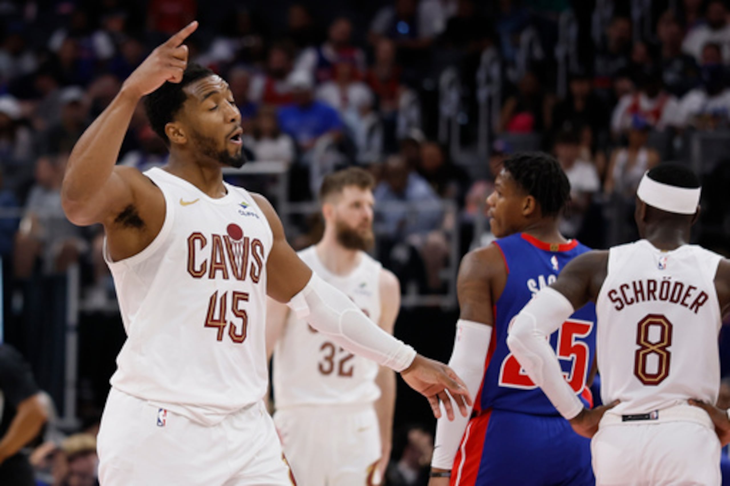 El escolta de los Cleveland Cavaliers, Donovan Mitchell (45), celebra mientras sale de la cancha durante el cuarto cuarto del séptimo partido de la segunda ronda de los playoffs de baloncesto de la NBA contra los Detroit Pistons, el domingo 17 de mayo de 2026, en Detroit. (AP Photo/Duane Burleson)