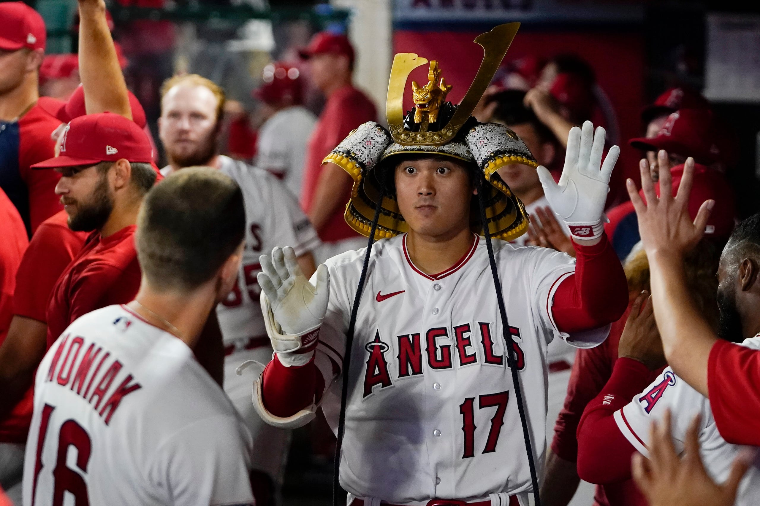 Shohei Ohtani, aquí celebrando un cuadrangular, en el 2024 solo podrá aparecer como bateador designado ya que al final de la reciente temporada se sometió a una operación del codo.