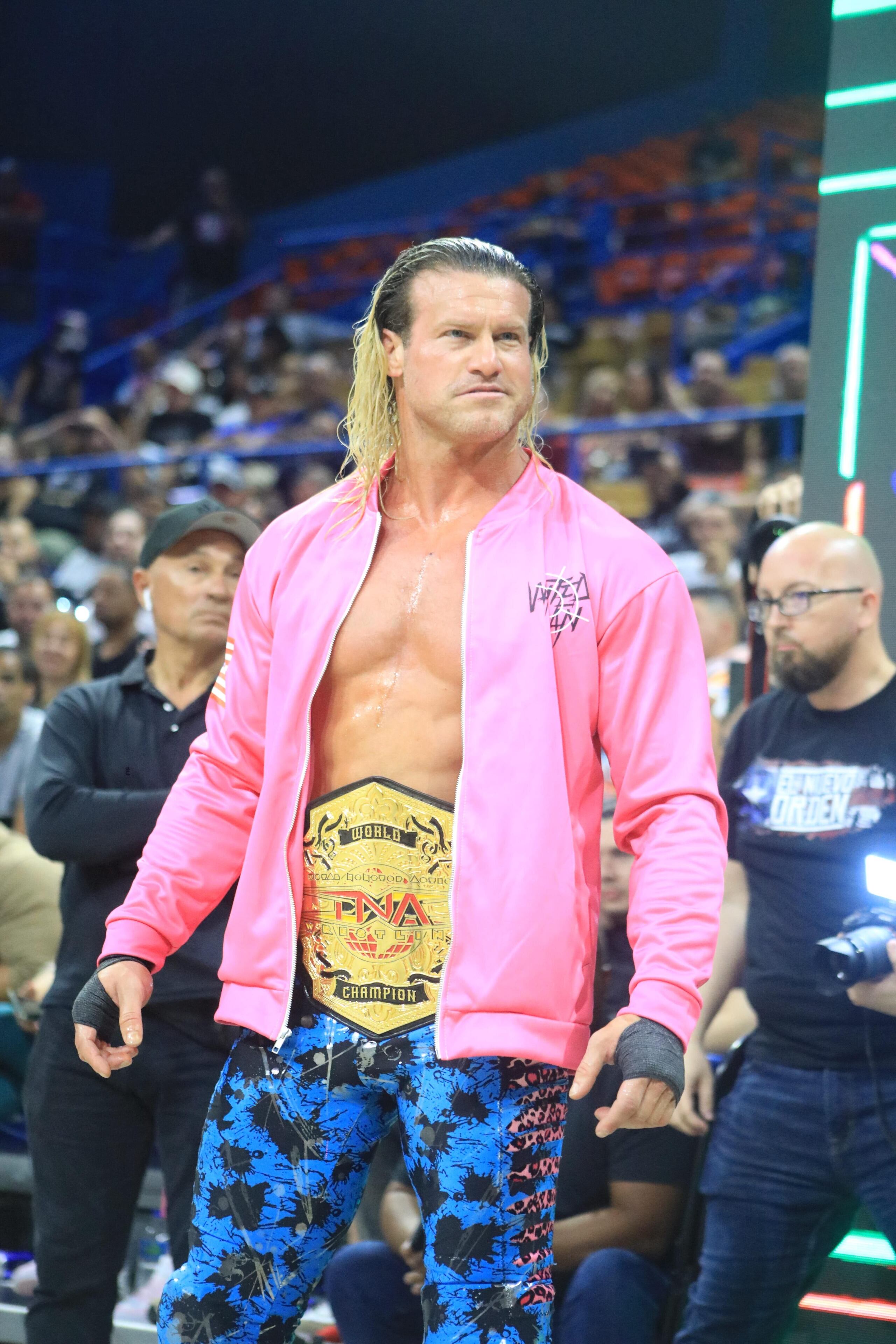 Nic Nemeth, antes conocido como Dolph Ziggler, retó a Alberto "El Patrón" por el Megacampeonato de la AAA en la lucha estelar de WWC Aniversario 51.