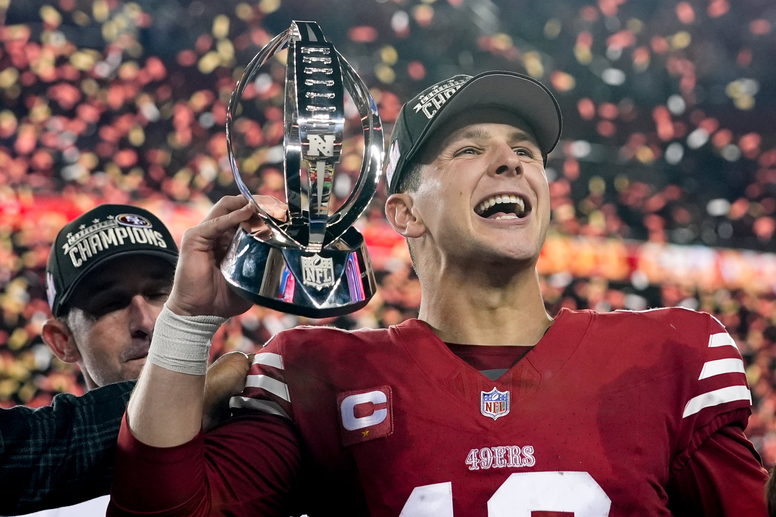El quarterback Brock Purdy de los 49ers de San Francisco celebra con el trofeo de la Conferenacia Nacional tras la victoria ante los Lions de Detroit, el domingo 28 de enero de 2024, en Santa Clara, California. (AP Foto/Godofredo A. Vásquez)