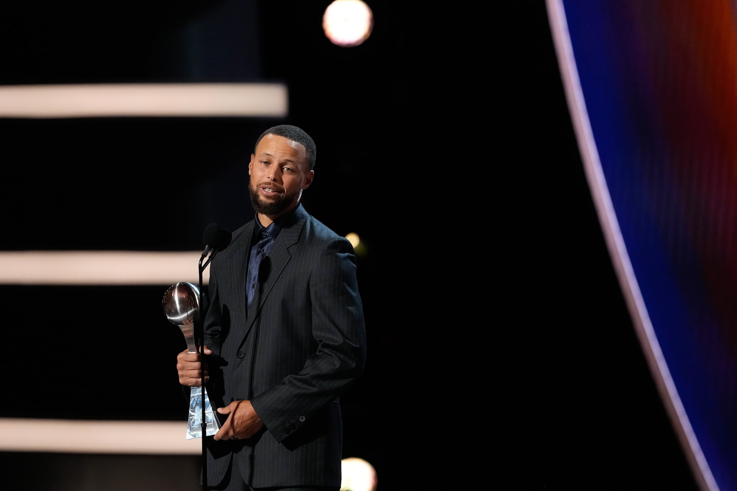 Stephen Curry, de los Warriors de Golden State, recibe un premio ESPY en Nueva York.