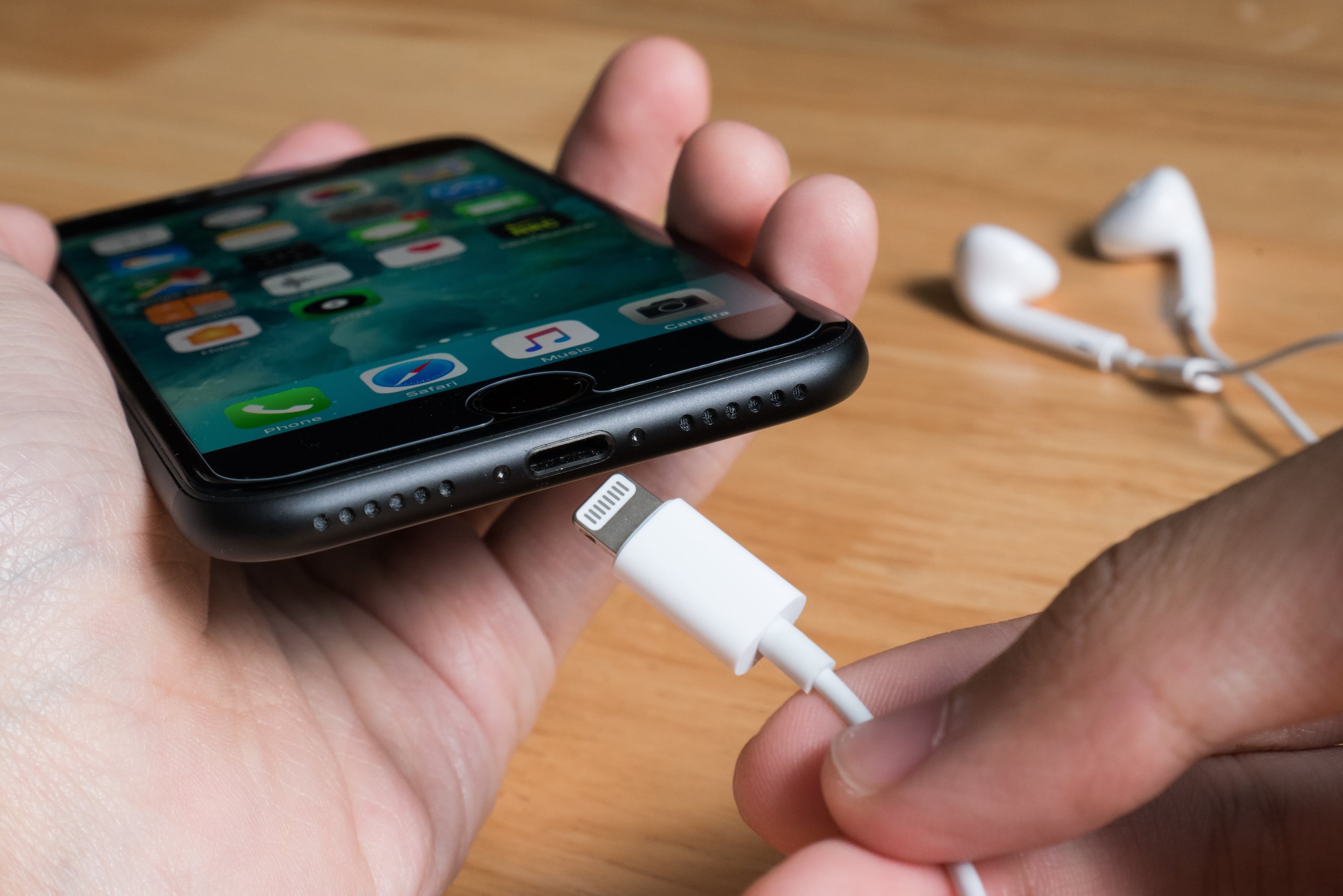 Apple solicita que, cuando conecte el celular a cargar, evite el contacto por mucho tiempo de la piel con los cables, “ya que podría crearle malestar o provocarle una lesión”.