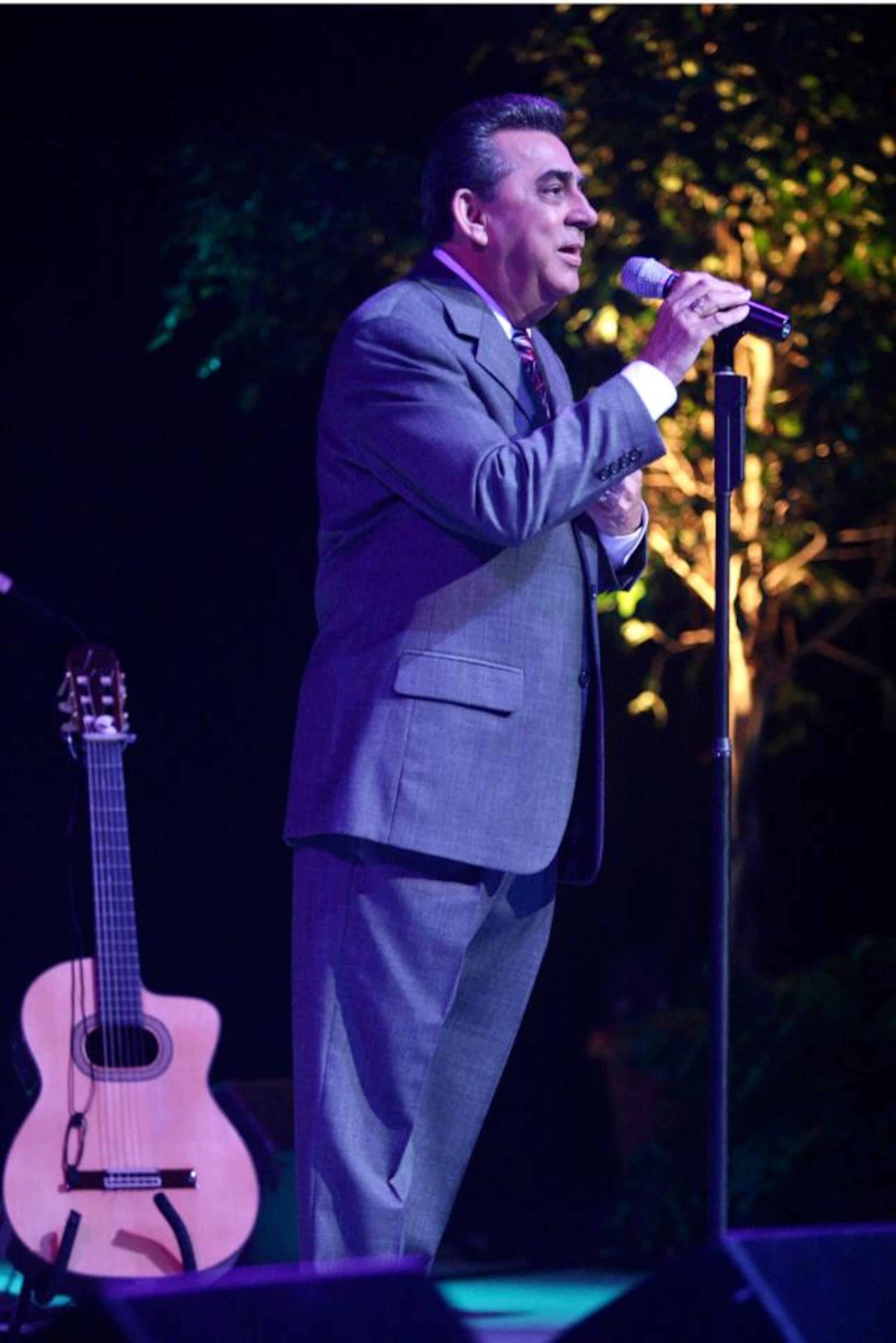 El director del famoso trío recibió ayer domingo el Premio a la Excelencia Musical de parte de los Grammy Latino en una ceremonia realizada en Sevilla, España.