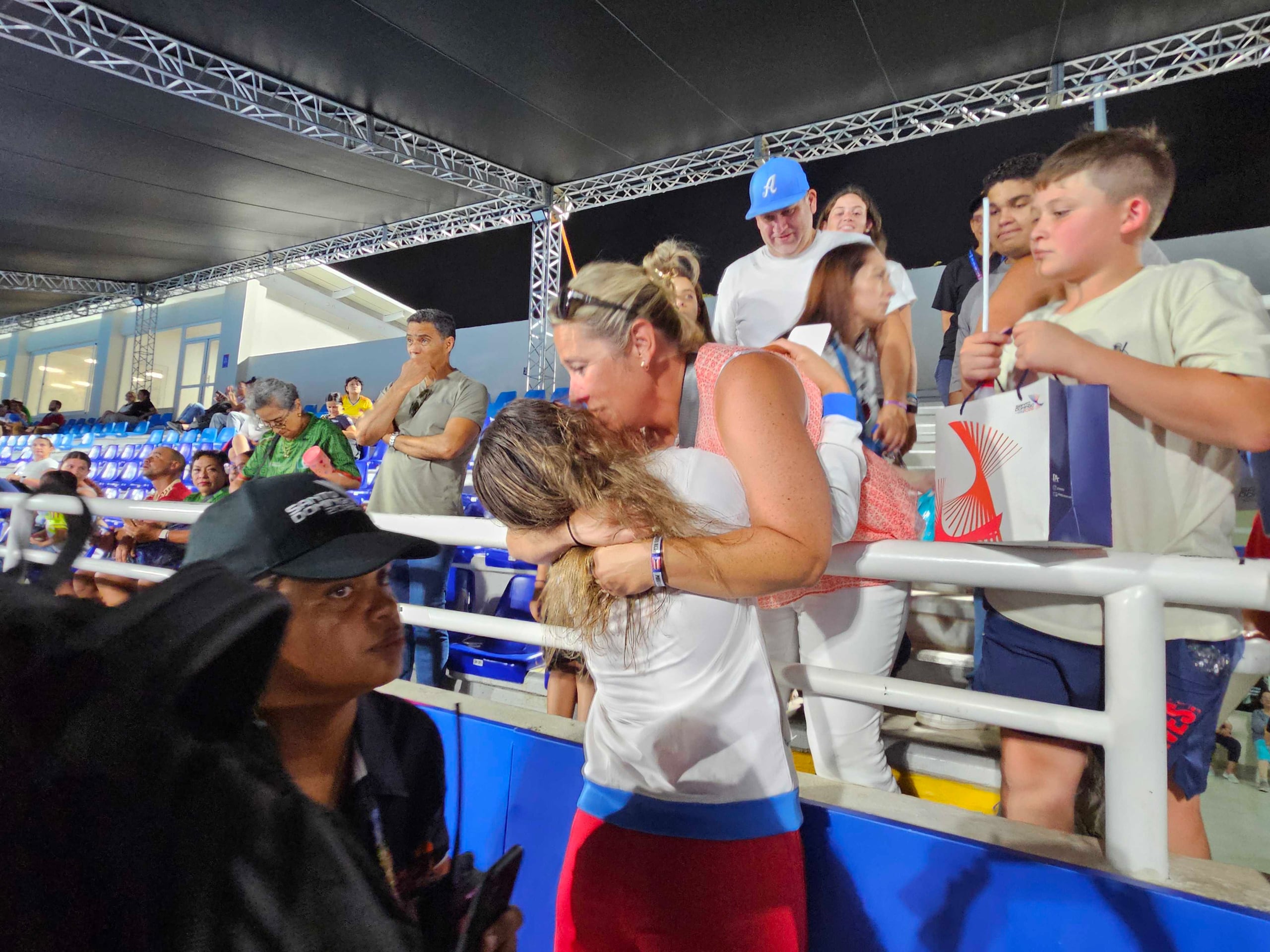 Lucianna Gutiérrez se abraza con su madre tras la presea dorada.