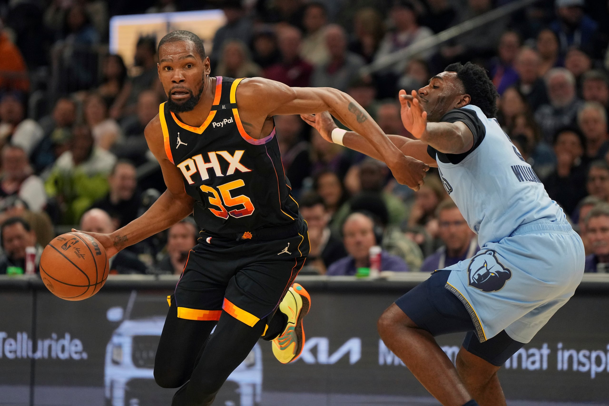 Kevin Durant, alero de los Suns de Phoenix, elude a Vince Williams Jr., de los Grizzlies de Memphis, en el partido del martes 11 de febrero de 2025 (AP Foto/Rick Scuteri)