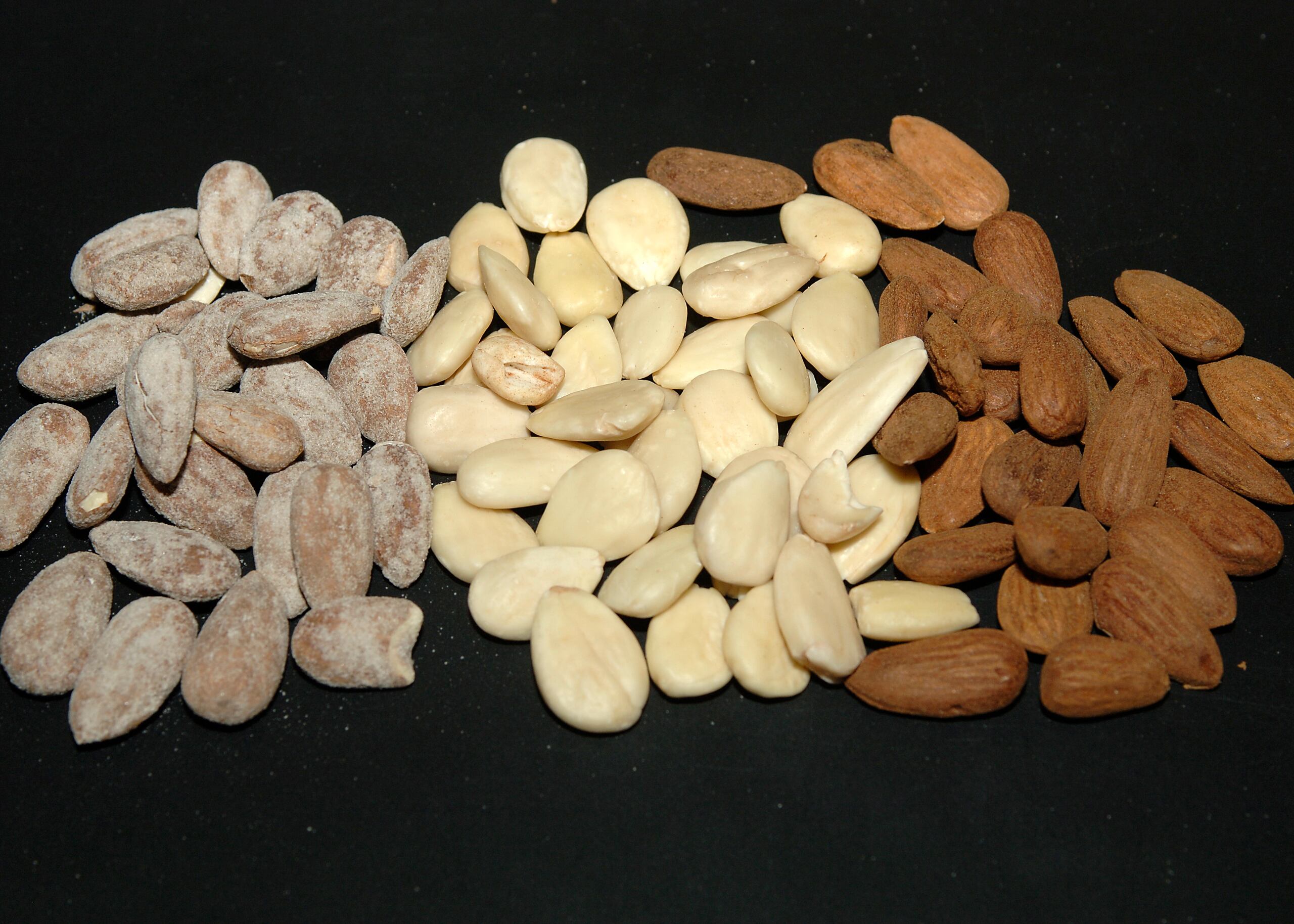 Una porción de 28 gramos, de aproximadamente 23 piezas de almendras, proporciona 4 gramos de fibra y 15 nutrientes esenciales.