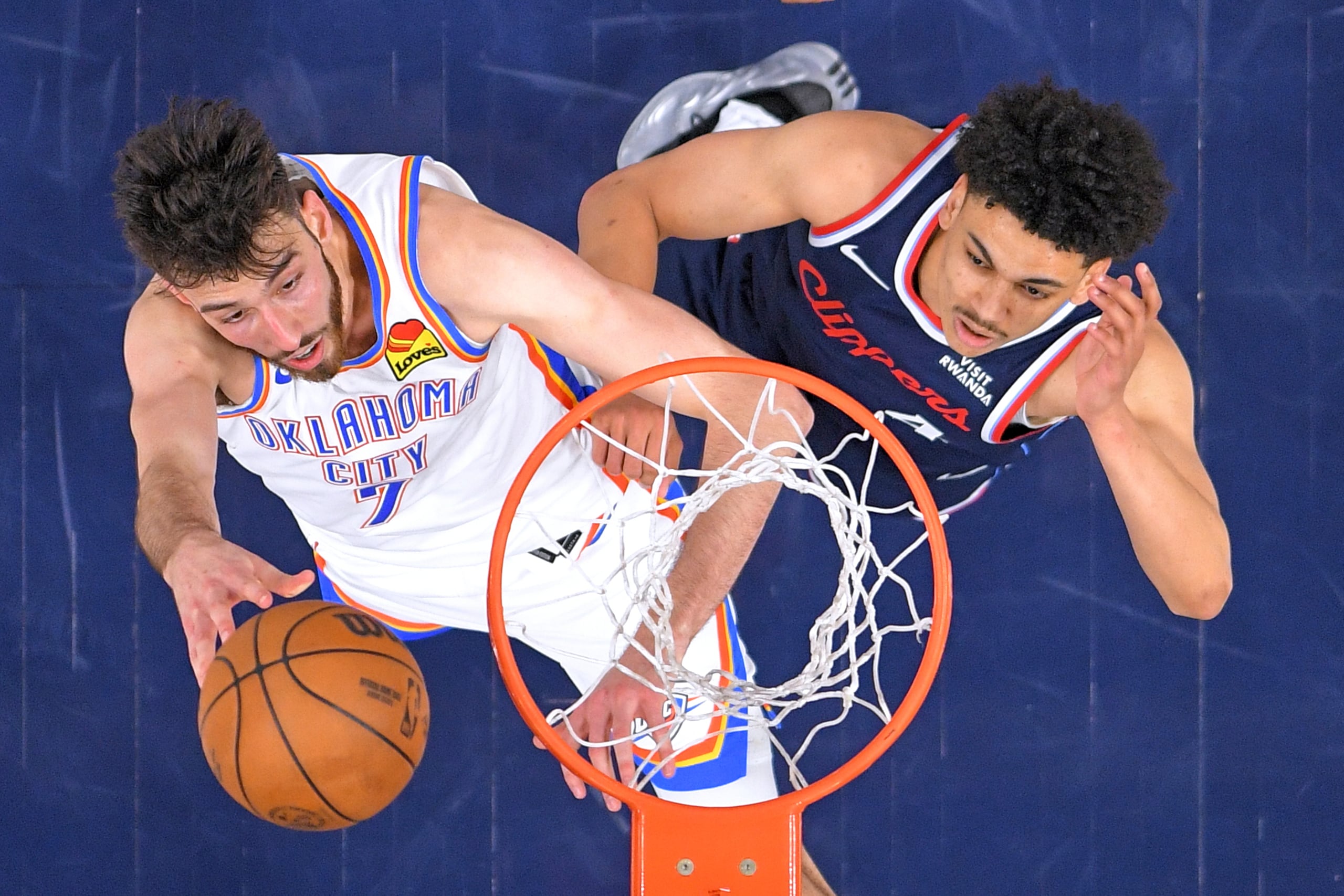 Chet Holmgren, pívot del Thunder de Oklahoma City, dispara frente a Kobe Sanders, de los Clippers de Los Ángeles, en el duelo del miércoles 8 de abril de 2026 (AP Foto/Mark J. Terrill)