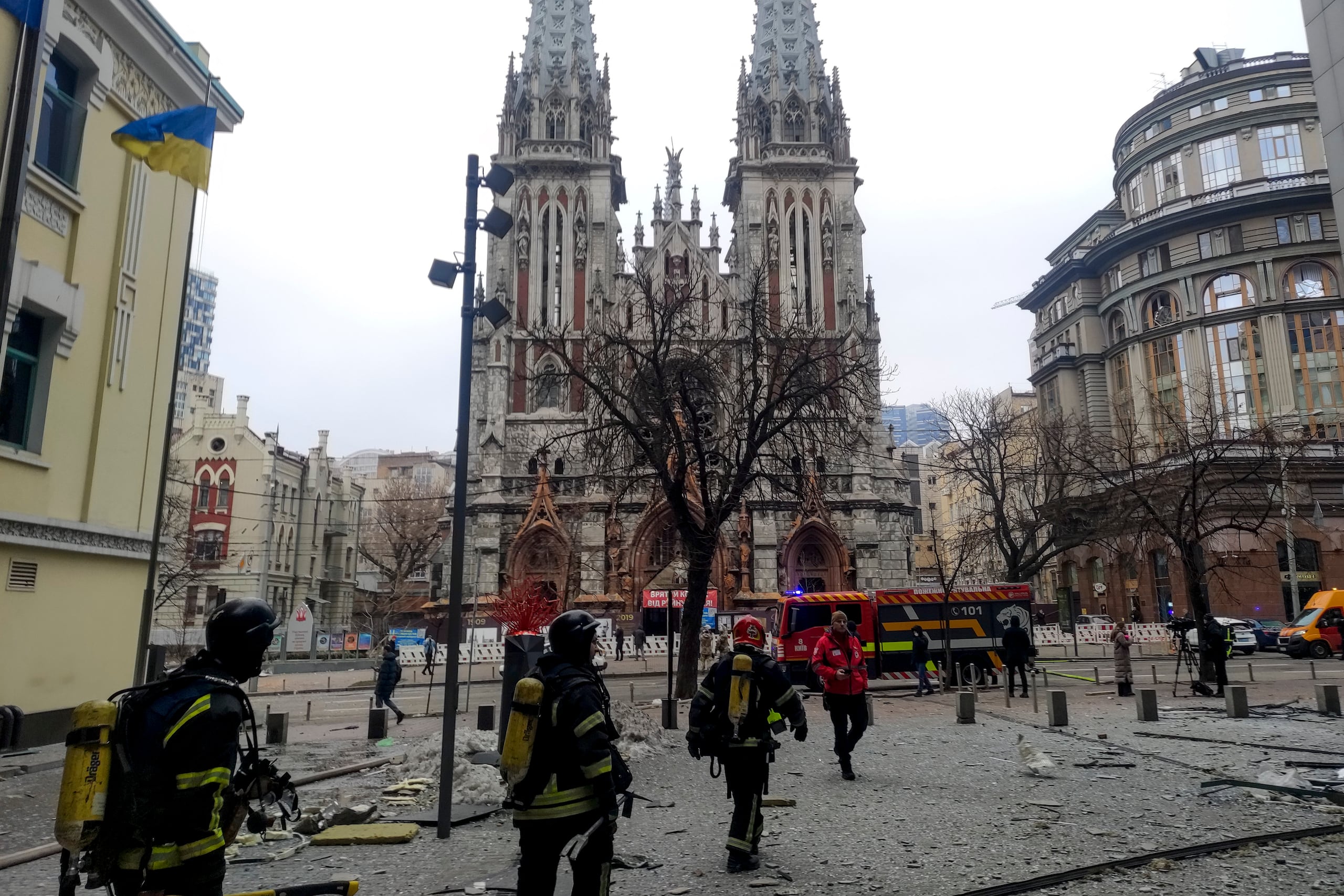 Equipos de emergencia trabajan frente a la catedral católica de San Nicolás de Kiev tras los ataques rusos. El ejército ruso destruyó este viernes cuatro baterías antiaéreas Patriot en el ataque combinado contra Kiev que siguió a las amenazas vertidas el jueves por el presidente ruso, Vladímir Putin, de que apuntaría con sus misiles contra la capital ucraniana. (EFE/ Marcel Gascón)