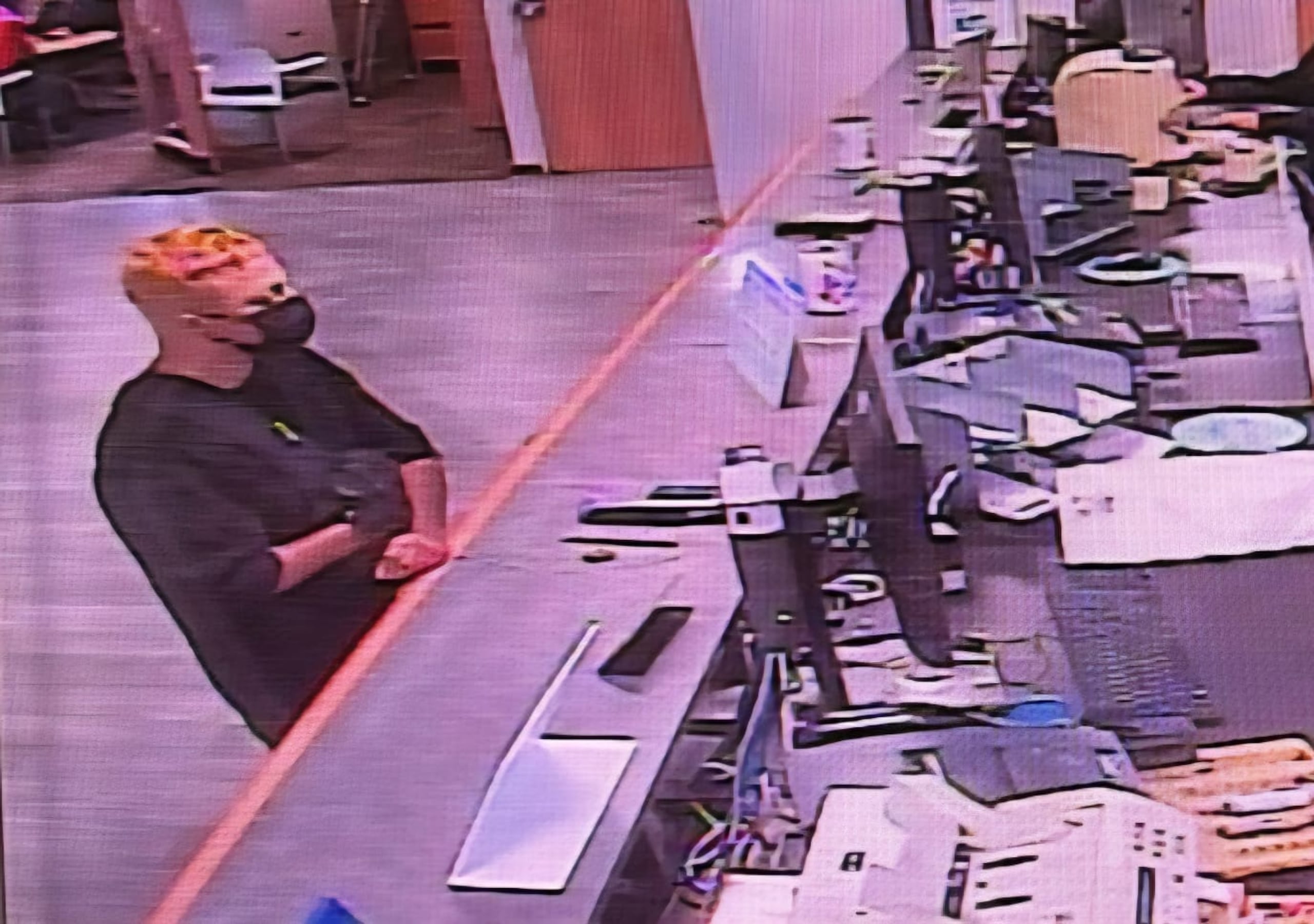 Las autoridades buscan a este individuo que es sospechoso de perpetrar un asalto en la sucursal del barrio Montellanos del Banco Popular, en Cayey.