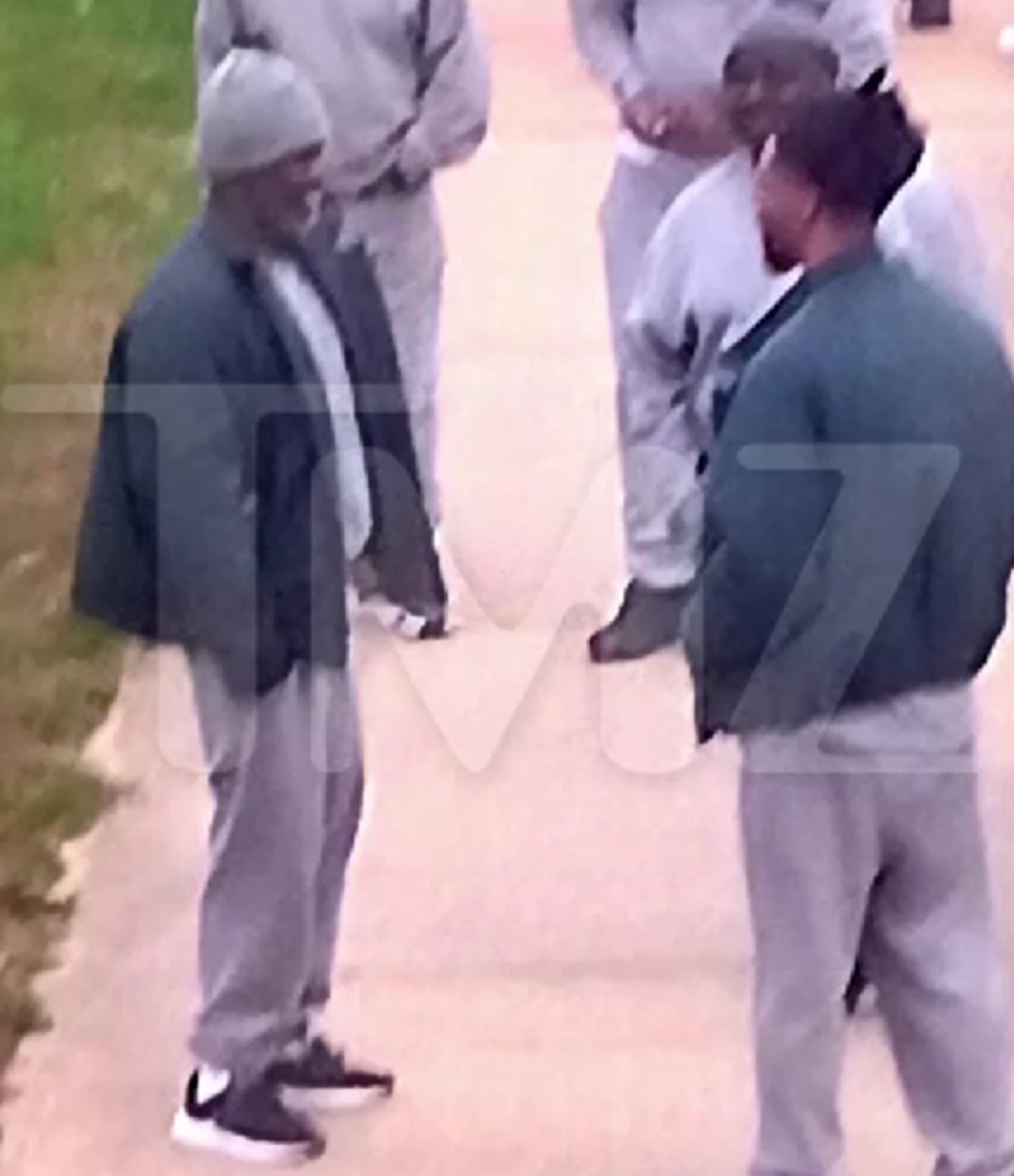 Sean "Diddy" Combs en el patio de la prisión mientras interactuaba con otros reos.