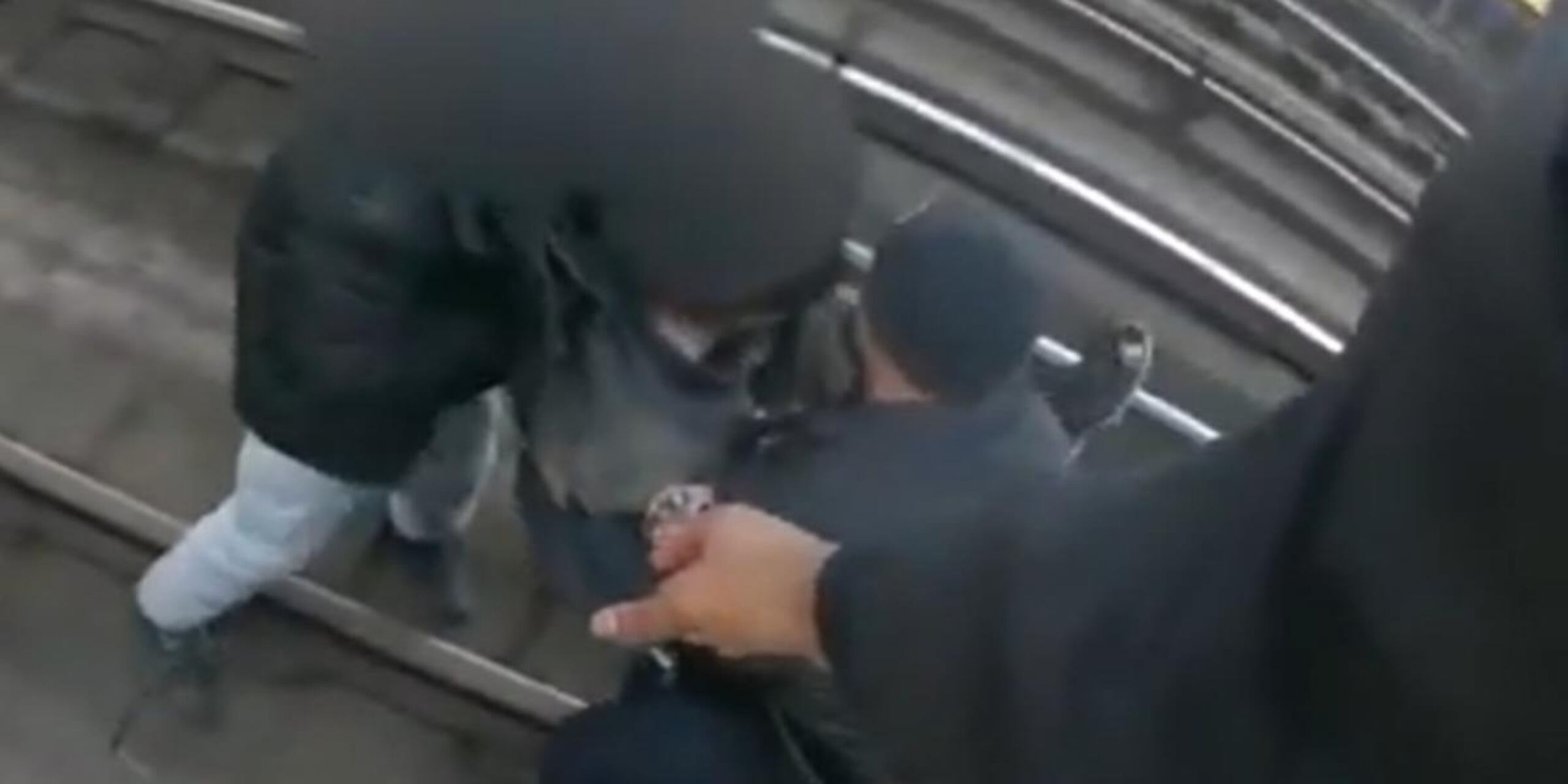 No se dieron detalles sobre la identidad del hombre o lo que le ocurrió, aunque se especuló Sin embargo, se especuló que estaba ebrio o drogado cuando ocurrió el incidente.