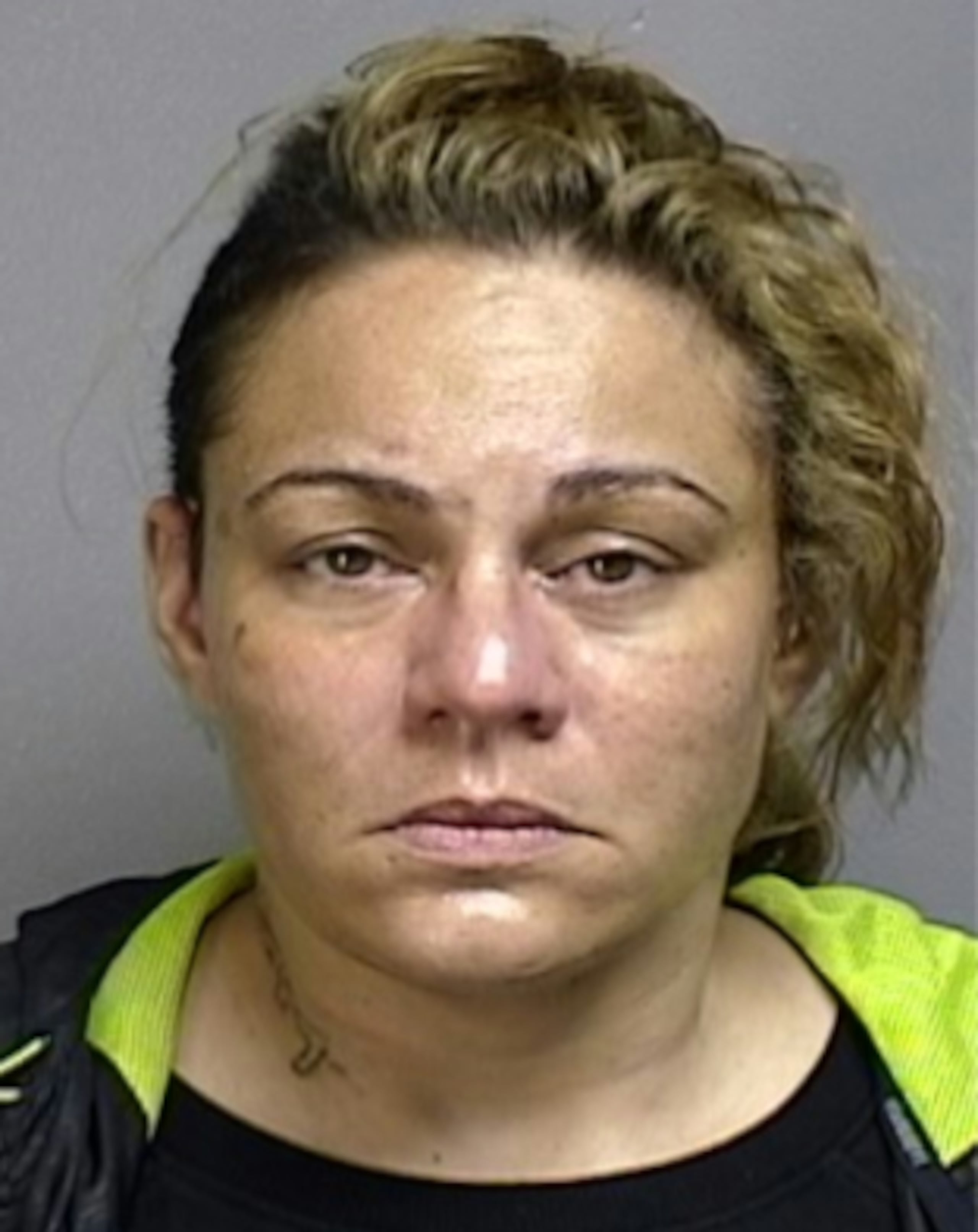 Ana María Velázquez Arroyo, fue acusada en ausencia por apropiación ilegal, fraude, posesión y traspaso de documentos falsos y maltrato a persona de edad avanzada.