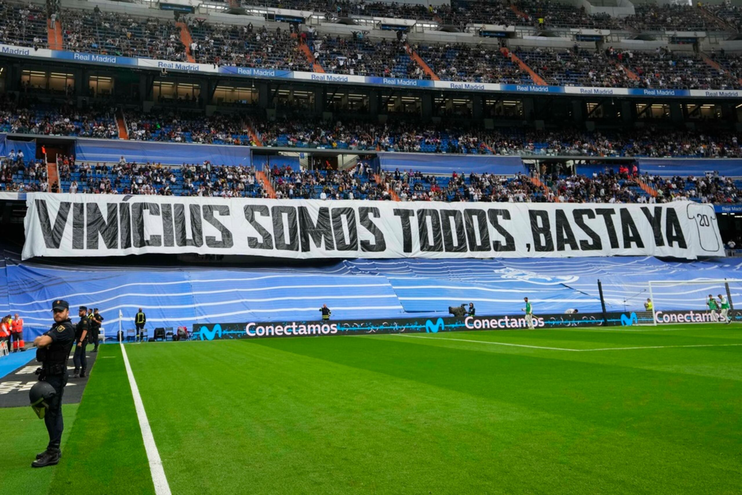 Espectadores desplegaron una pancarta con la frase "Vinicius Somos Todos, Basta Ya" en el estadio Santiago Bernabéu pocos días después del referido acto.
