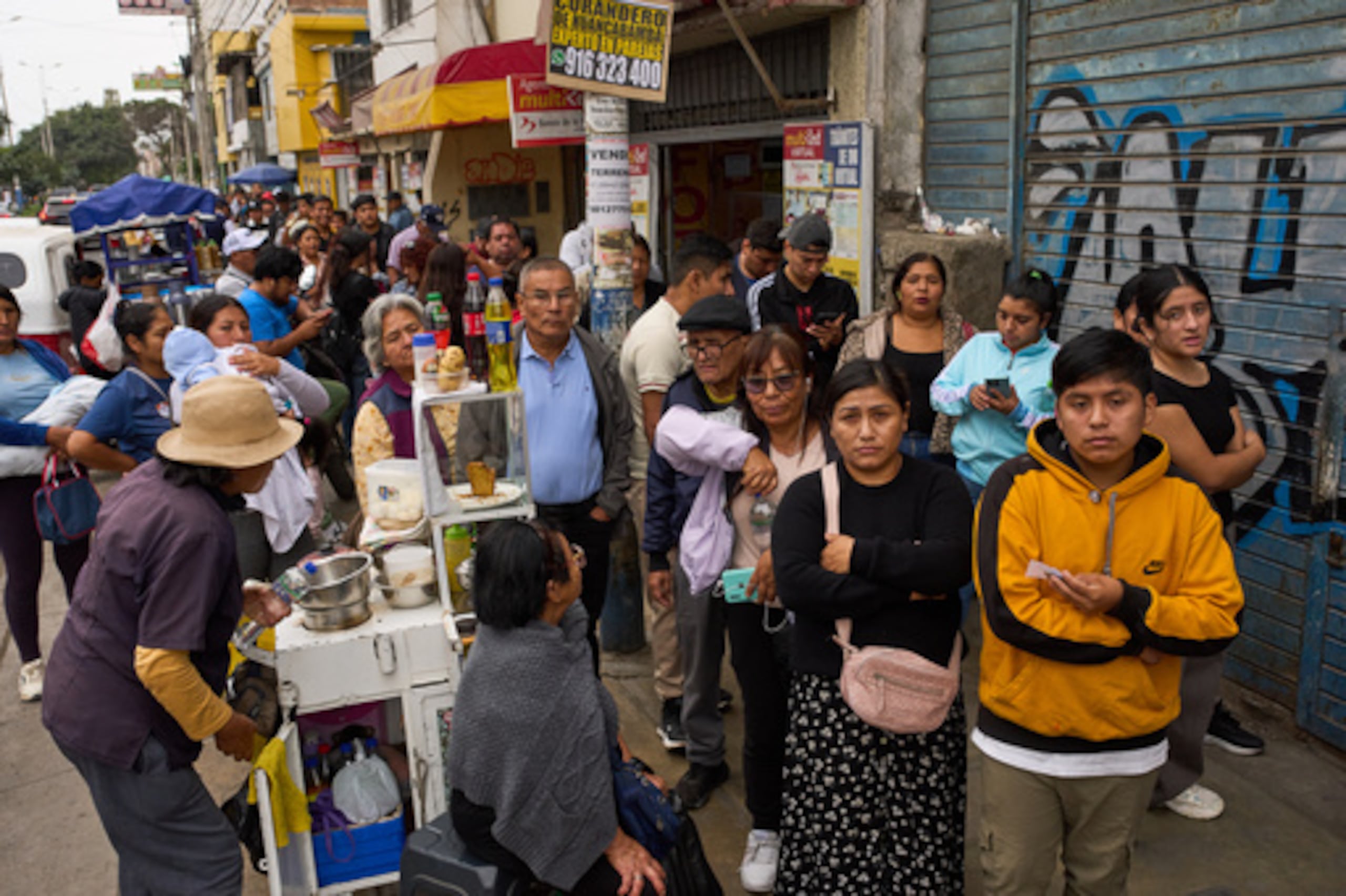 La gente hace cola para recoger sus documentos nacionales de identidad antes de la segunda vuelta de las elecciones presidenciales de Perú en Lima, Perú, el sábado 6 de junio de 2026. (AP Photo/Rodrigo Abd)