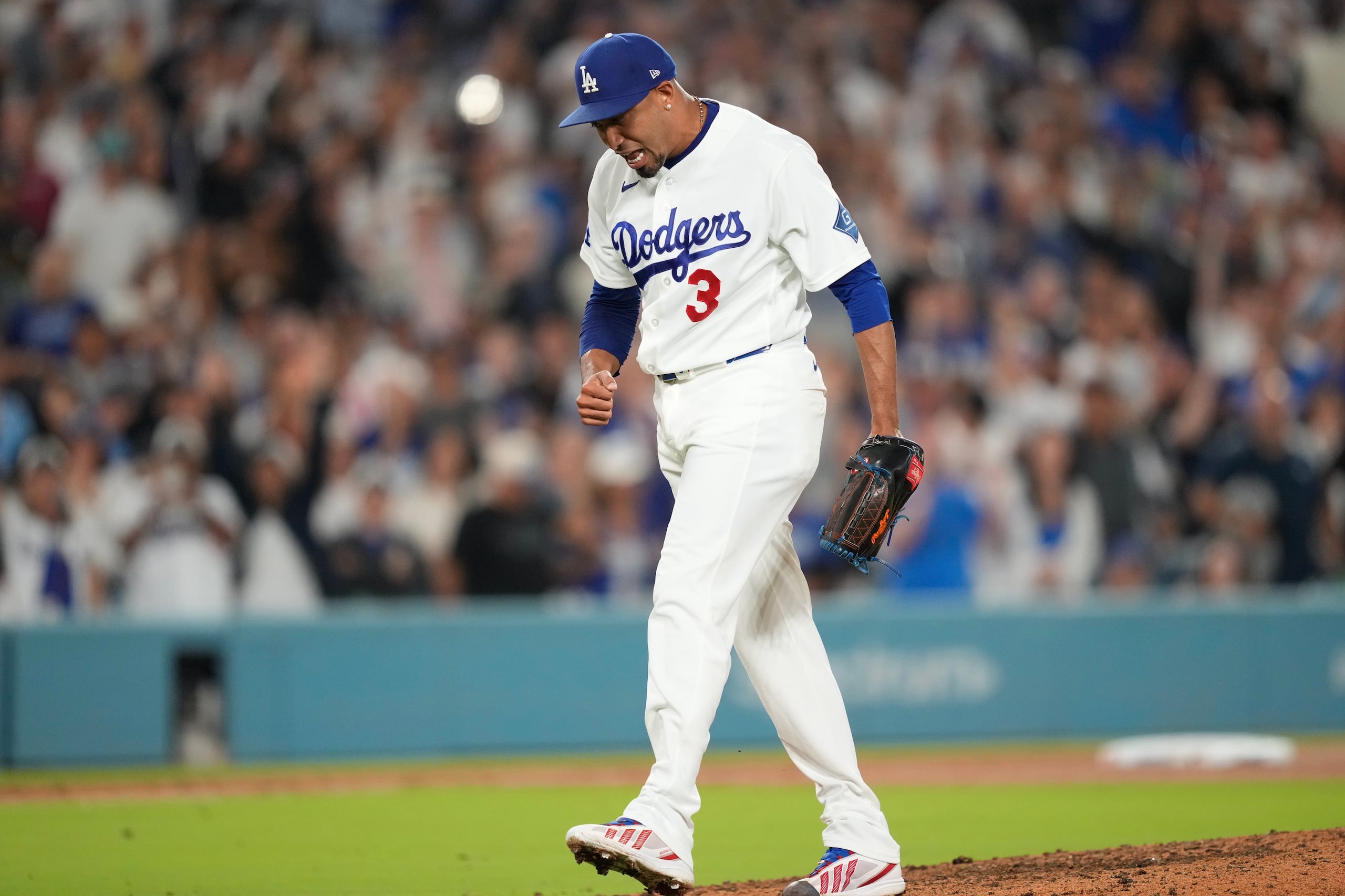 Edwin Díaz celebra tras el triunfo de los Dodgers de Los Ángeles sobre los Giants de San Francisco.