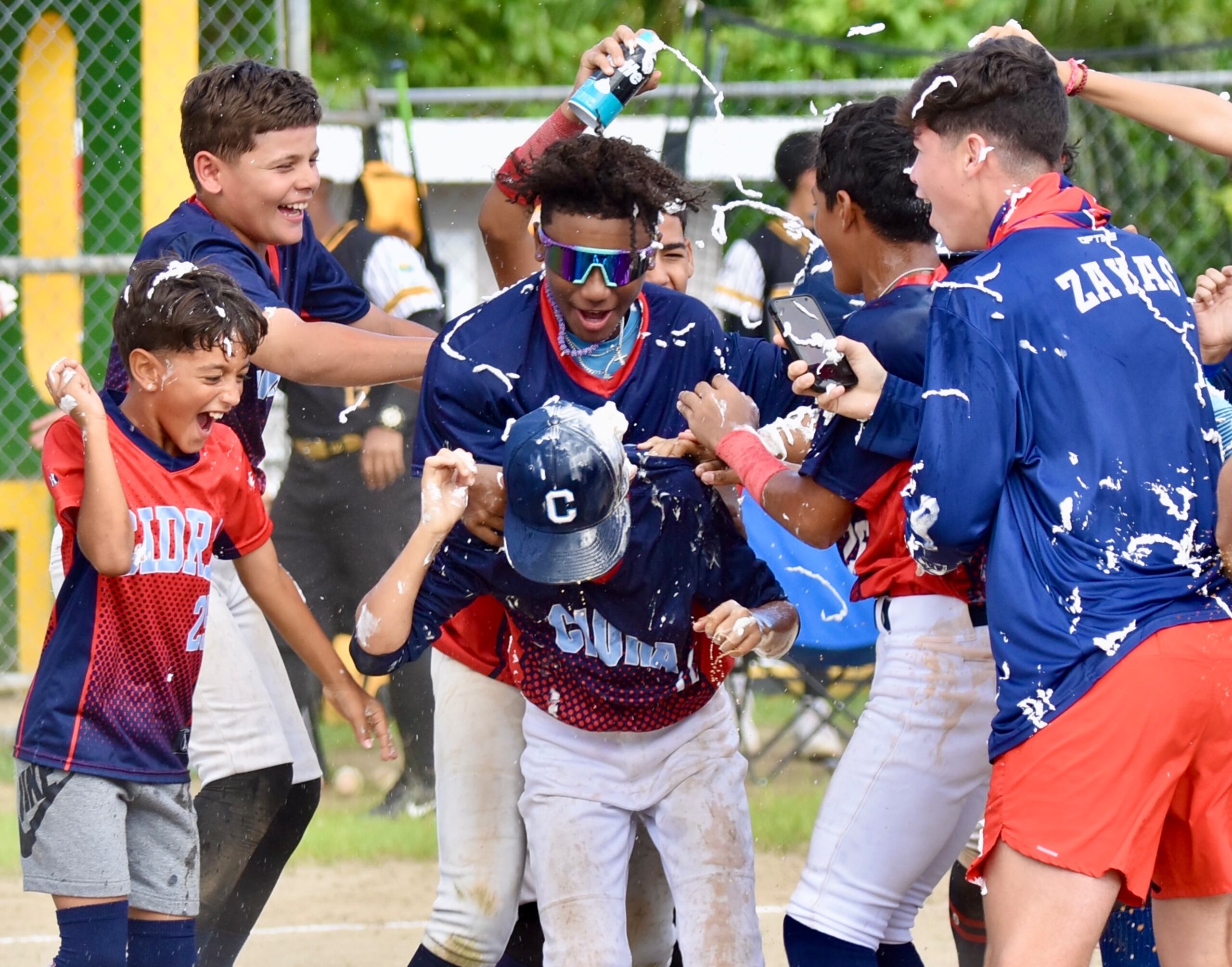 Cidra dominó la serie final con dos victorias en juegos abreviados a cuatro entradas.