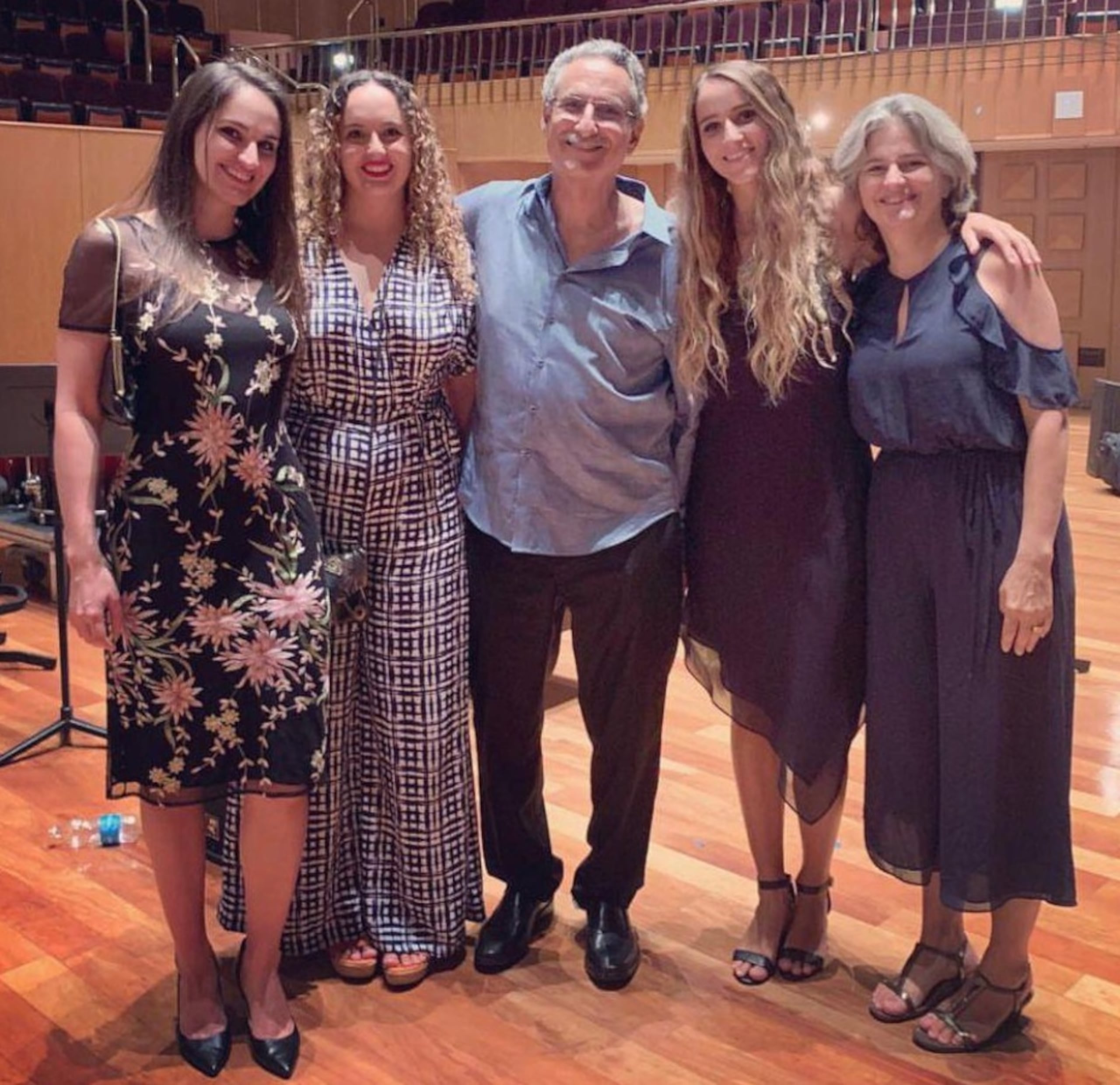 Alberto Carrión junto con sus hijas Cristina, Laura y Claudia, y su esposa Ivonne.