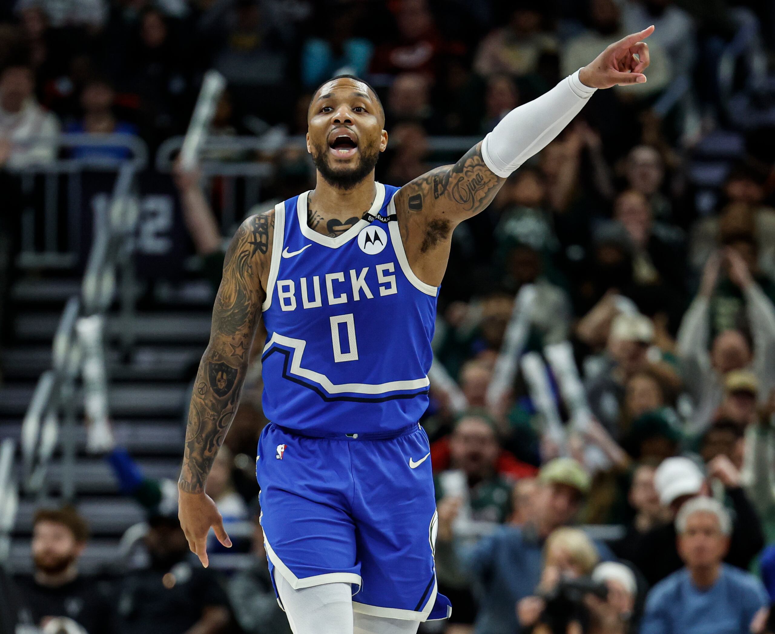 Damian Lillard, de los Bucks de Milwaukee, da indicaciones durante el partido ante el Thunder de Oklahoma City, el domingo 16 de marzo de 2025.
