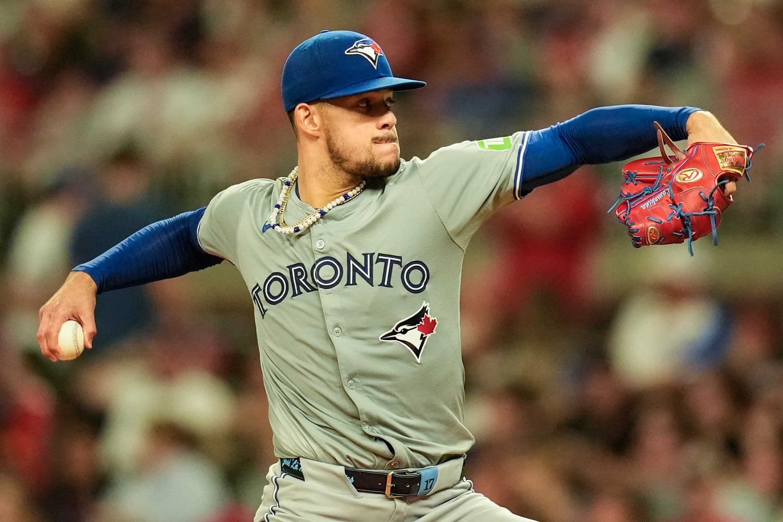 El puertorriqueño José Berríos, de los Azulejos de Toronto, labora frente a los Bravos de Atlanta el sábado 7 de septiembre de 2024 (AP Foto/Mike Stewart)
