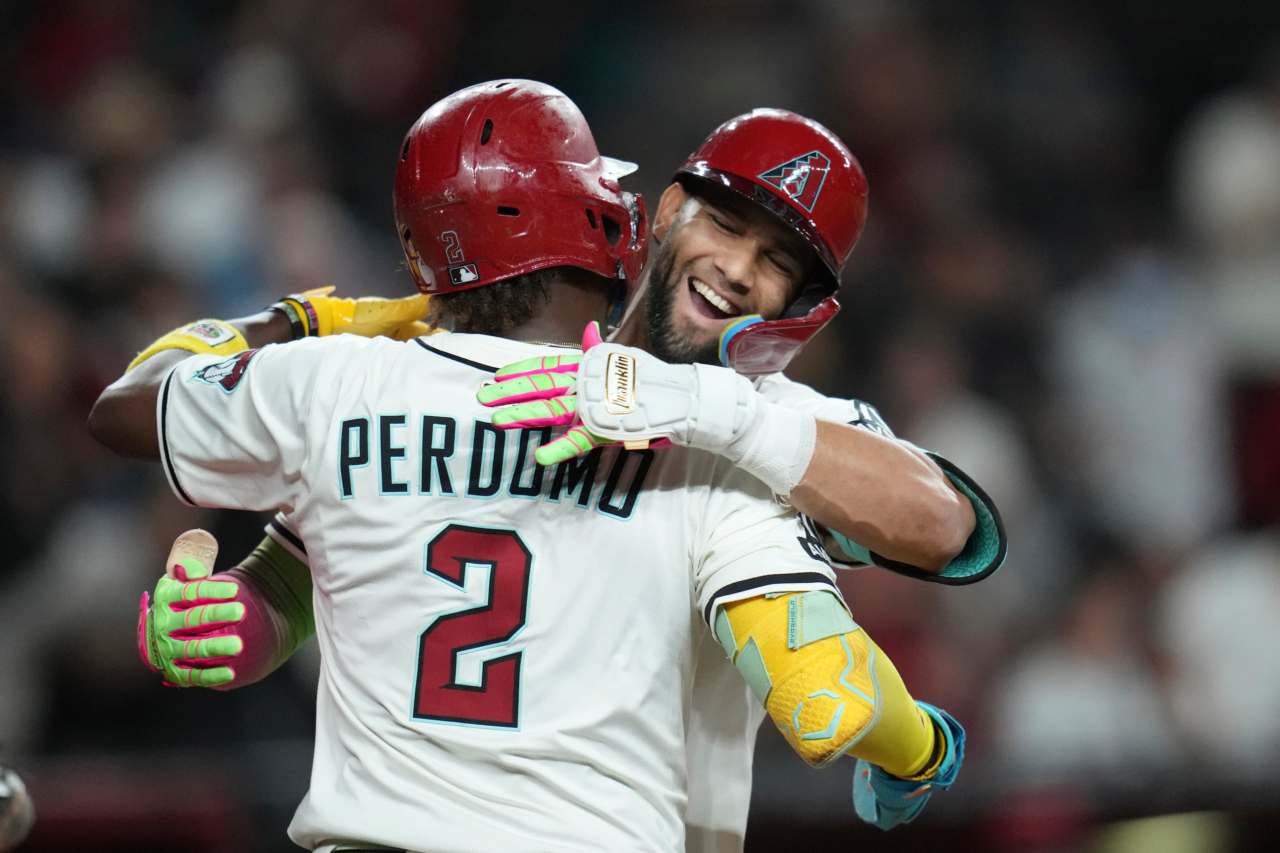 Lourdes Gurriel Jr. celebra su histórico batazo luego de cruzar el plato.