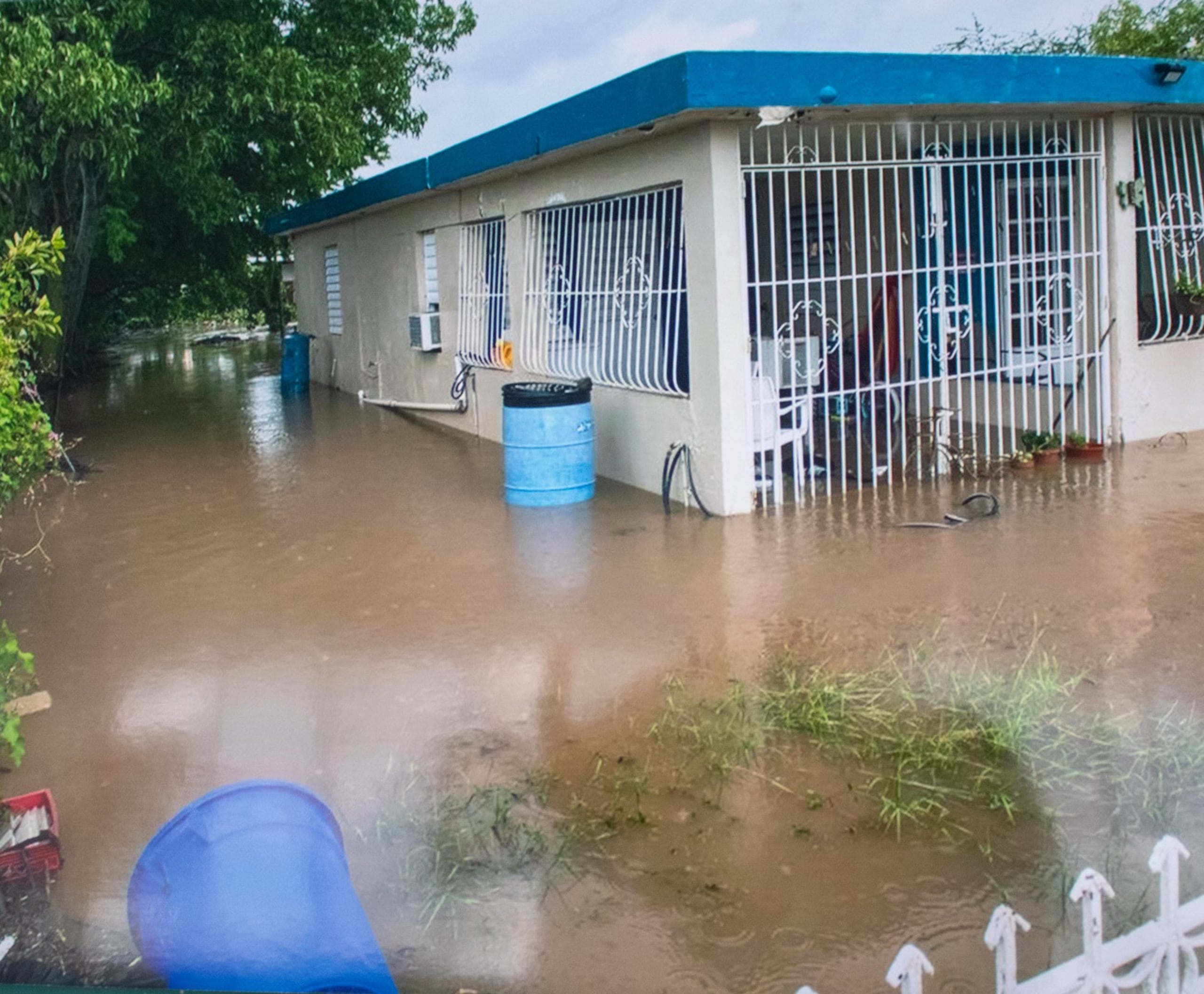 La mandataria municipal indicó que al menos una familia sufrió pérdidas en su hogar debido a las inundaciones, mientras que varias carreteras se encuentran obstruidas por deslizamientos de terreno y se esperan mas lluvias durante la noche.
