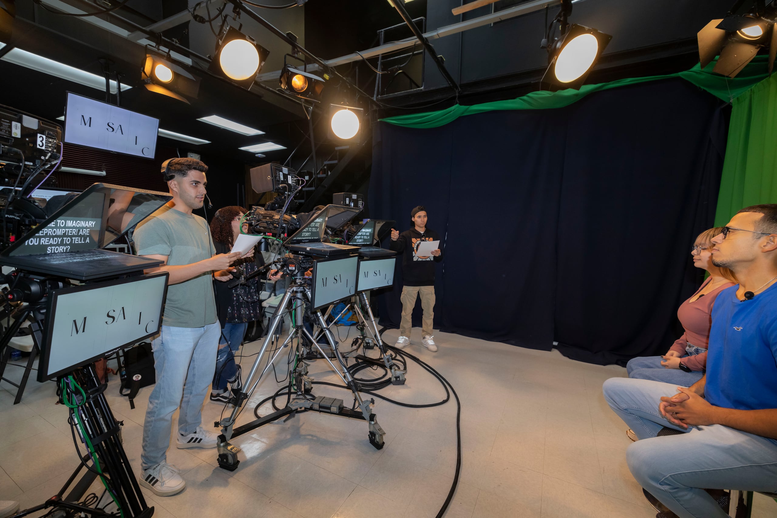 Estudiantes del programa del departamento de Comunicación Tele-Radial participan de la grabación de un contenido audiovisual.