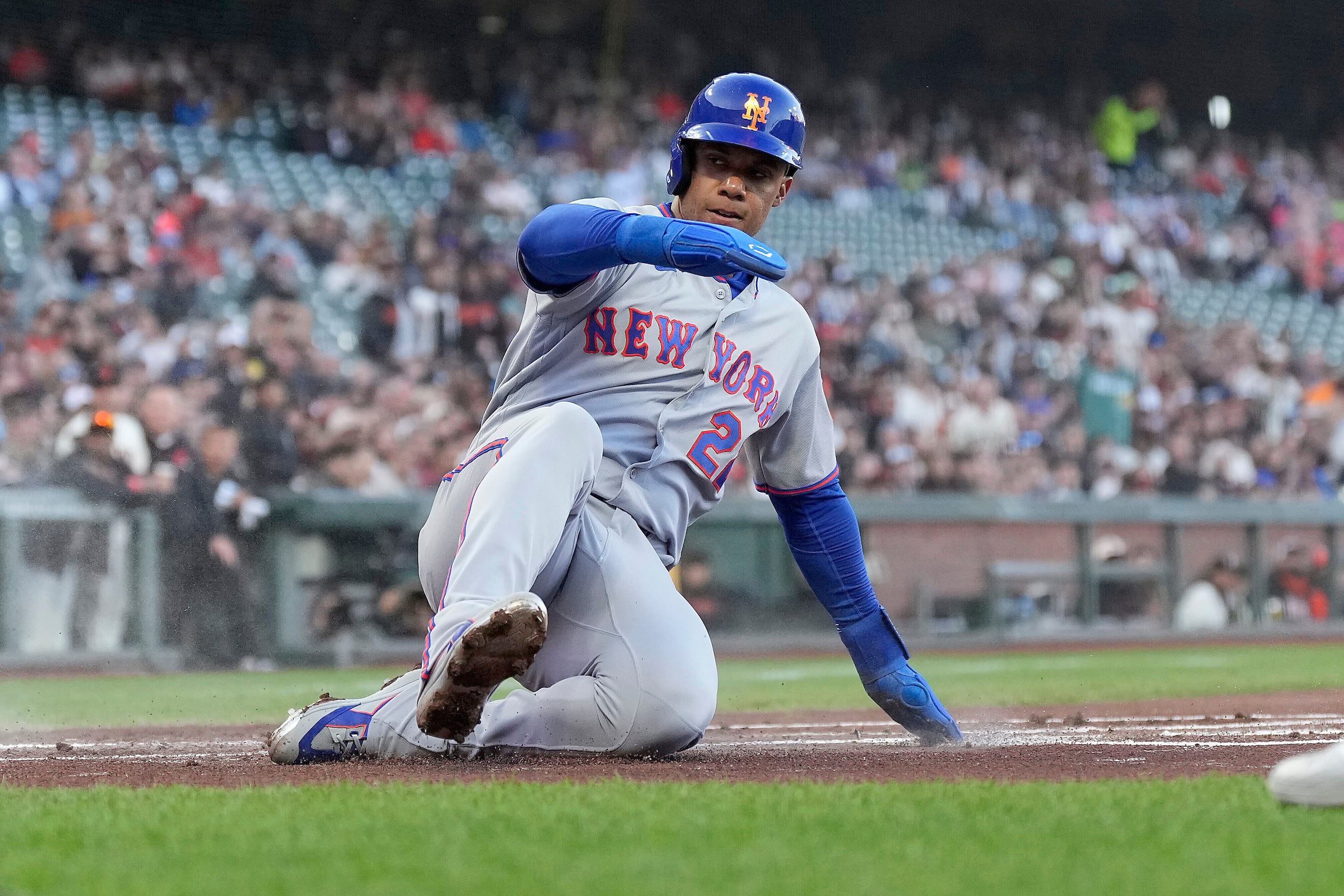 El dominicano Juan Soto, de los Mets de Nueva York, se desliza en el plato para anotar ante los Giants de San Francisco el jueves 2 de abril de 2026 (AP Foto/Tony Avelar)