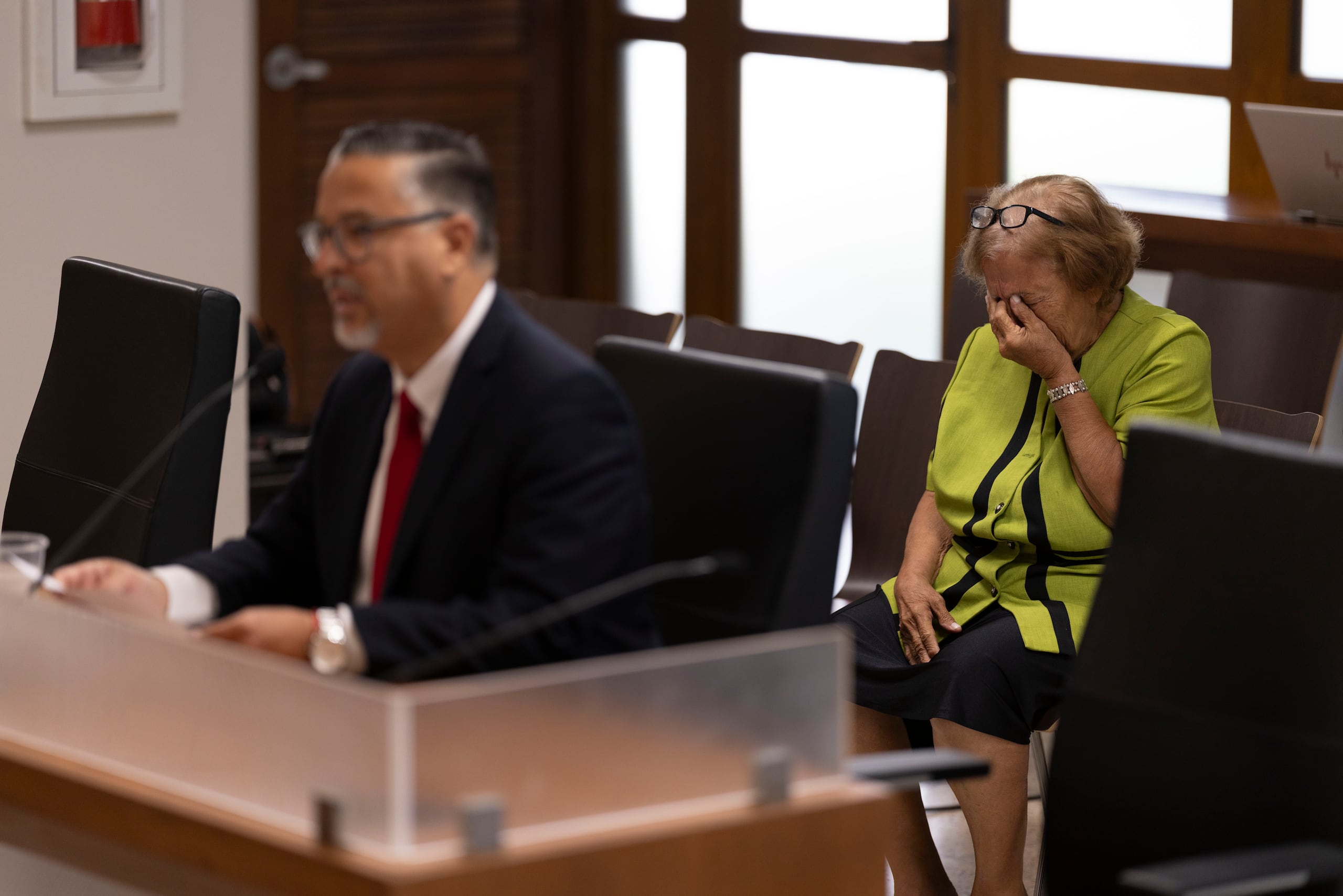 En la foto, el abogado del Hospital Panamericano, Astro Munoz y al fondo, doña Carmen Ruiz Báez.