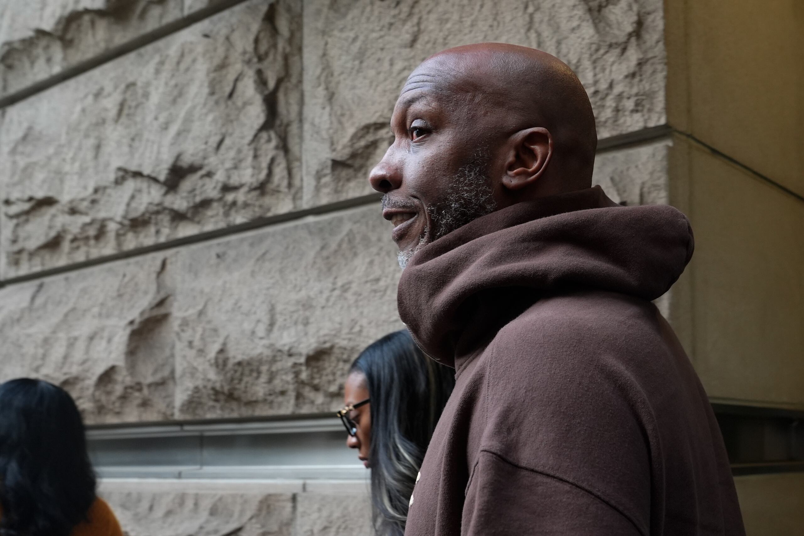 Chauncey Billups, entrenador de los Trail Blazers de Portland, camina hacia un vehículo después de su comparecencia en un tribunal, el jueves 23 de octubre de 2025 (AP Foto/Jenny Kane)