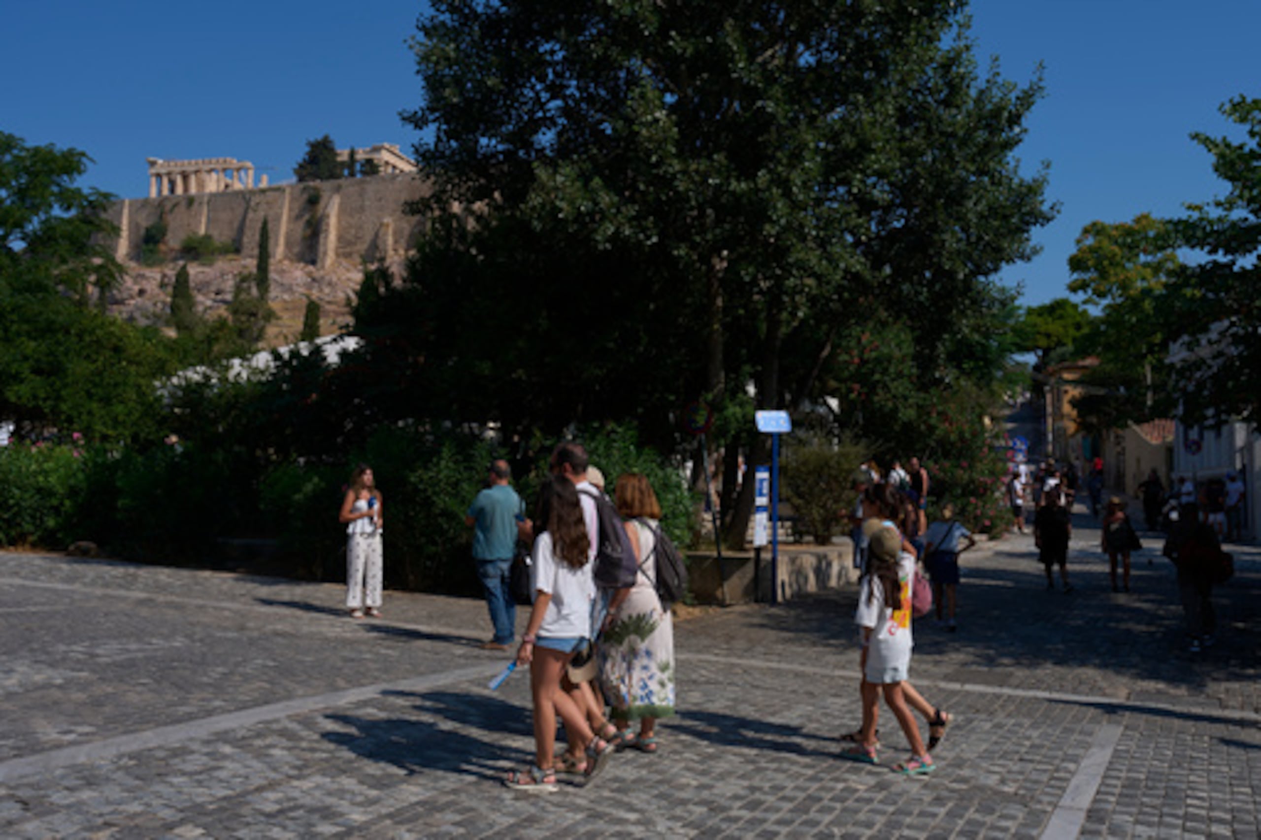 Unos turistas pasean cerca de la Acrópolis de Atenas, Grecia.