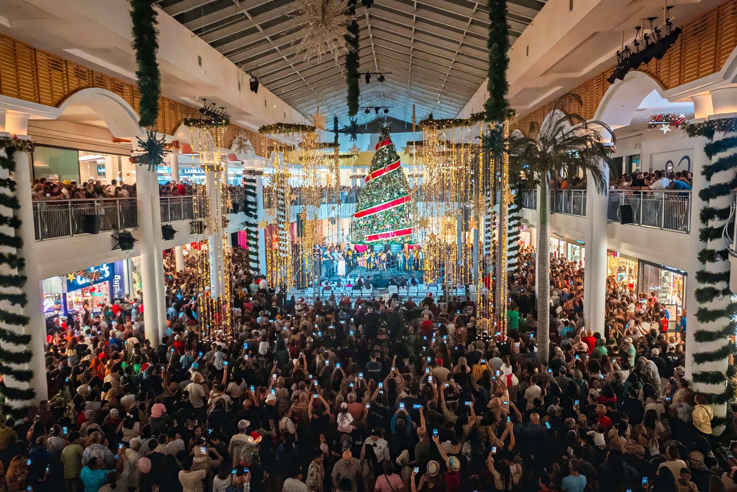 Además de disfrutar del espectáculo visual que representan las decoraciones, Plaza del Caribe tiene actividades todos los días durante la época navideña.
