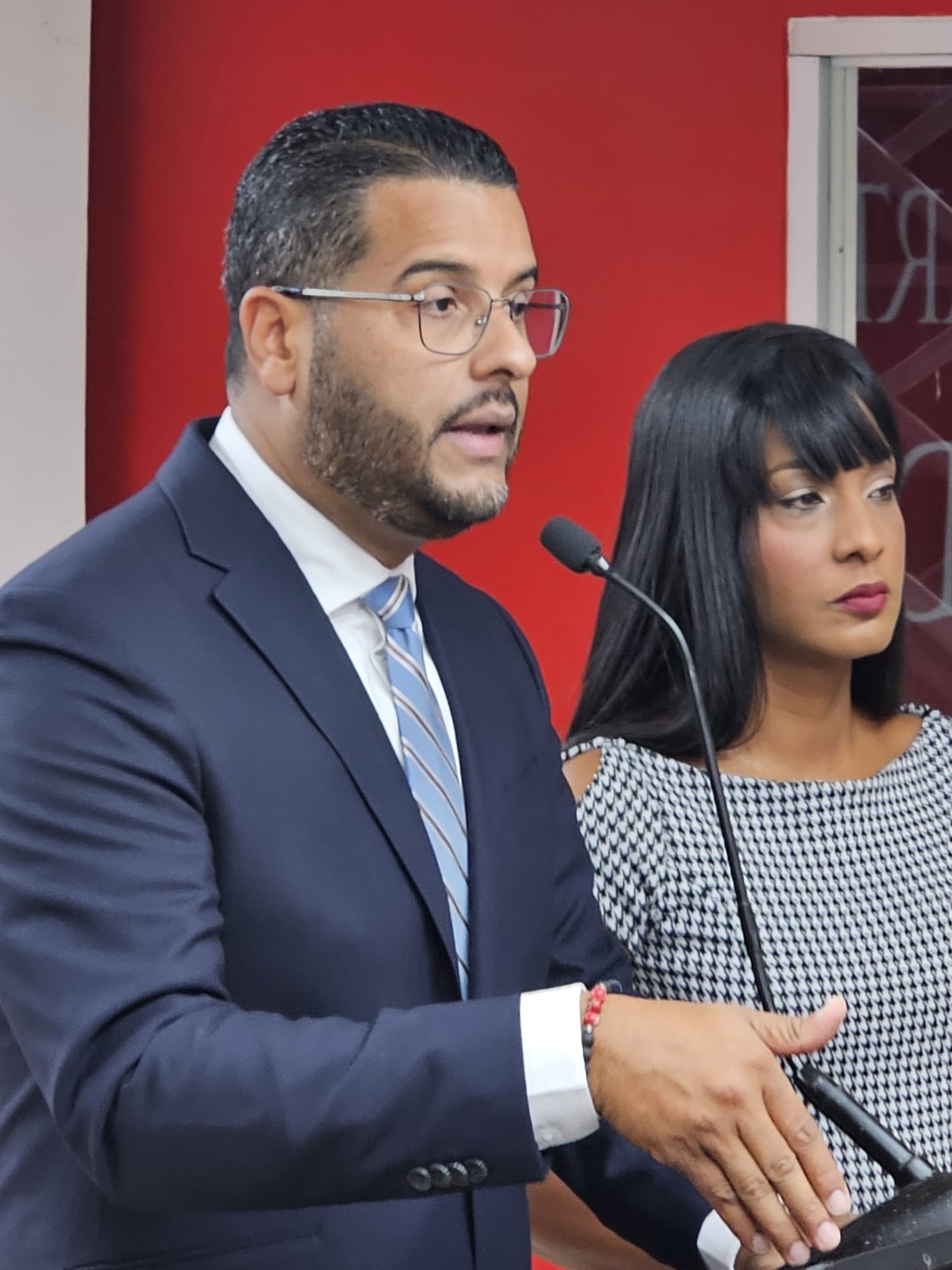 Jesús Manuel Ortiz, presidente del PPD, en conferencia de prensa.