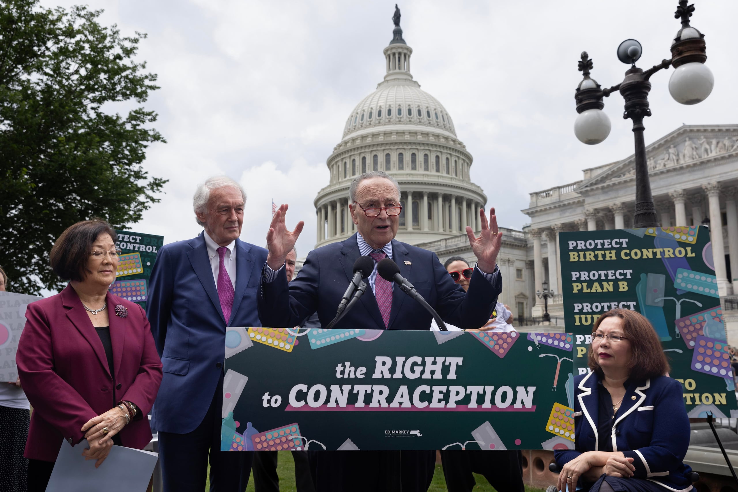 Schumer consideró que el hecho de que millones de mujeres tengan que preocuparse por si pueden acceder a anticonceptivos es “absolutamente medieval”, “enfermizo” y “nunca debería ocurrir” en Estados Unidos. EFE/EPA/MICHAEL REYNOLDS