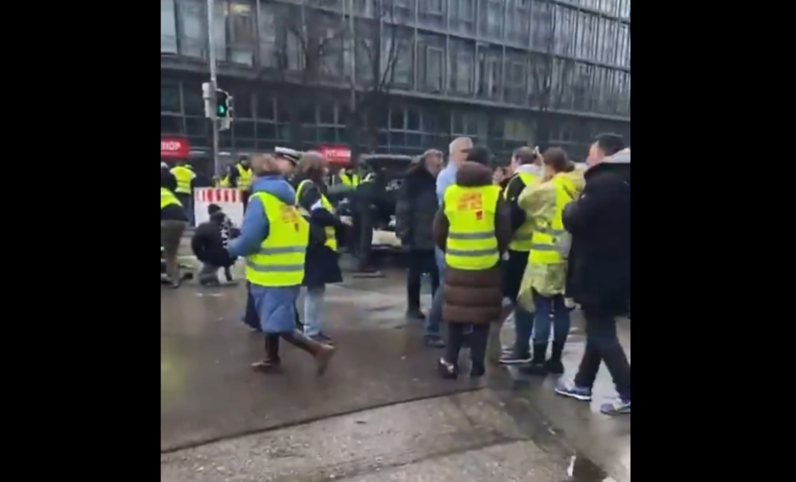 La policía indicó en la plataforma social X que se había “retenido” al conductor en el lugar y que ya no suponía ningún peligro.