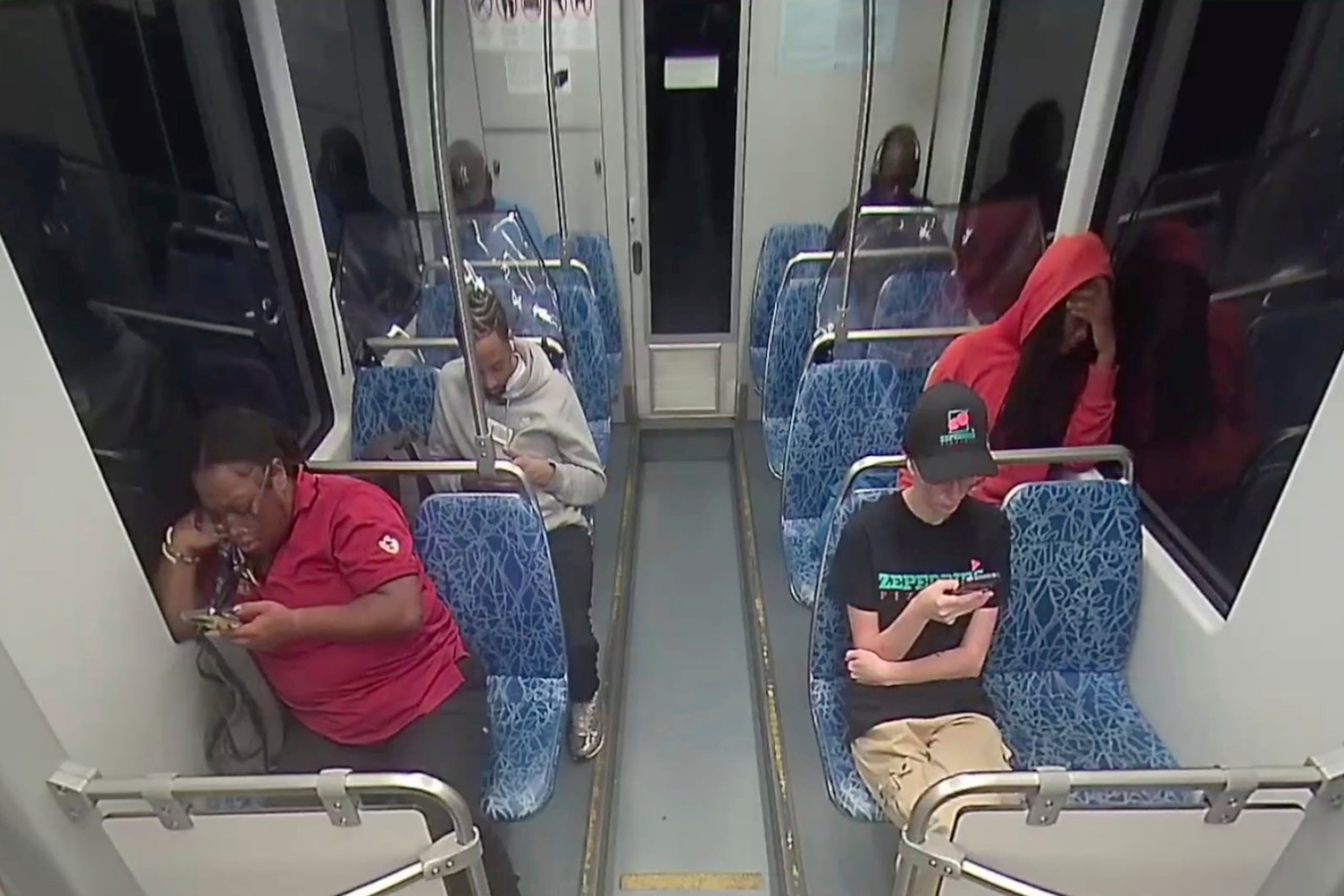Foto tomada de video difundido por el Sistema de Transporte de Charlotte, Carolina del Norte, que muestra a Iryna Zarutska (abajo a la derecha) justo antes de ser apuñalada en un tren el 22 de agosto del 2025.