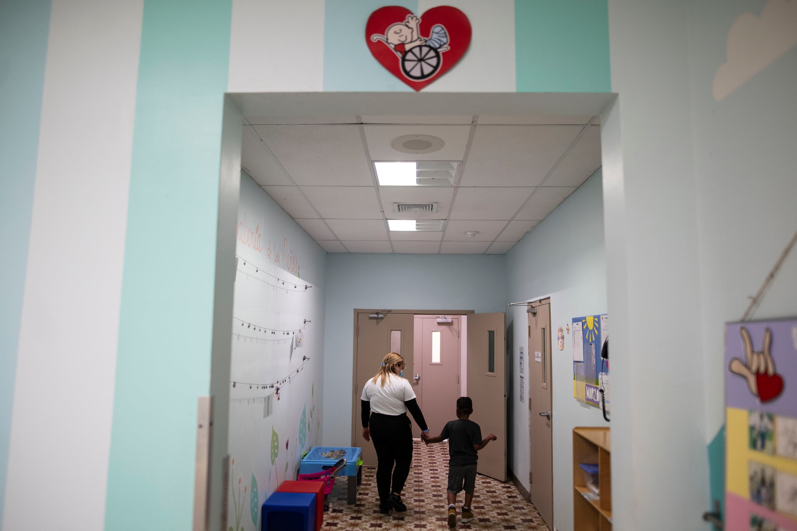 Los pacientes son atendidos las 24 horas al día recibiendo diversas terapias físicas, ocupacionales y de salud mental y emocional.