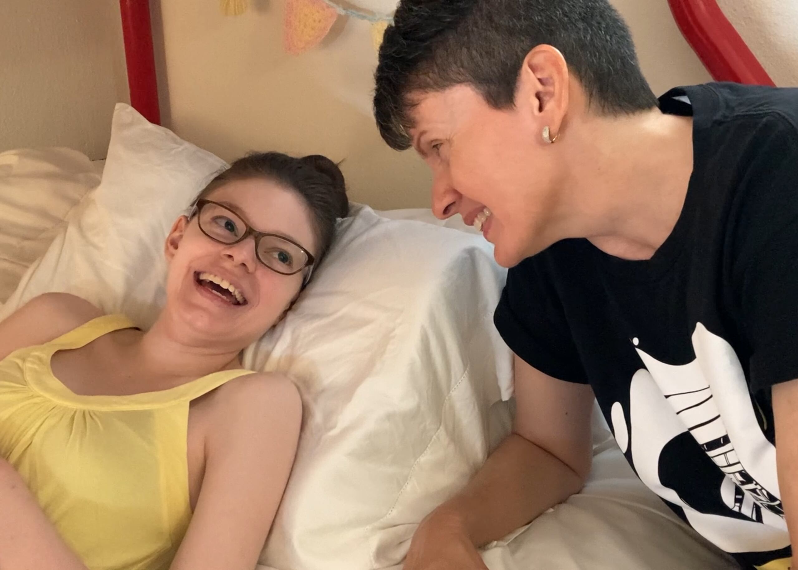 El día a día de Sara de León cambió drásticamente cuando a Alison le diagnisticaron encefalomielitis miálgica y sensibilidad química múltiple.