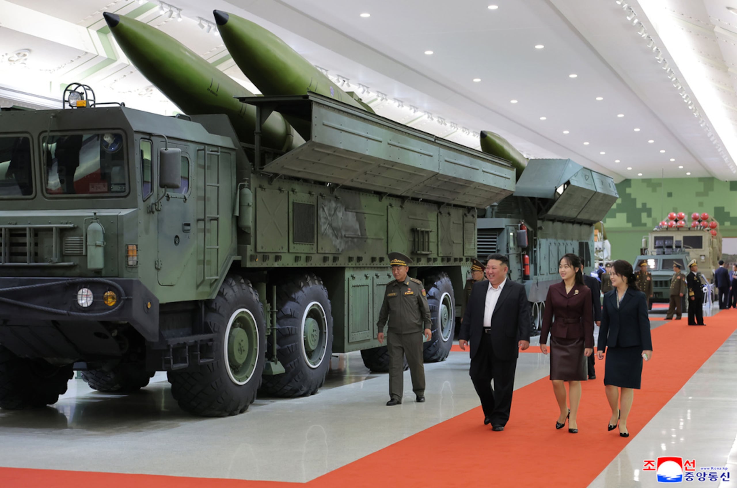 Kim Jong Un, su esposa y su hija visitan un nuevo museo de defensa, el Museo Nacional de Defensa de la Revolución, en una ubicación no revelada en Corea del Norte, el 11 de octubre de 2026.