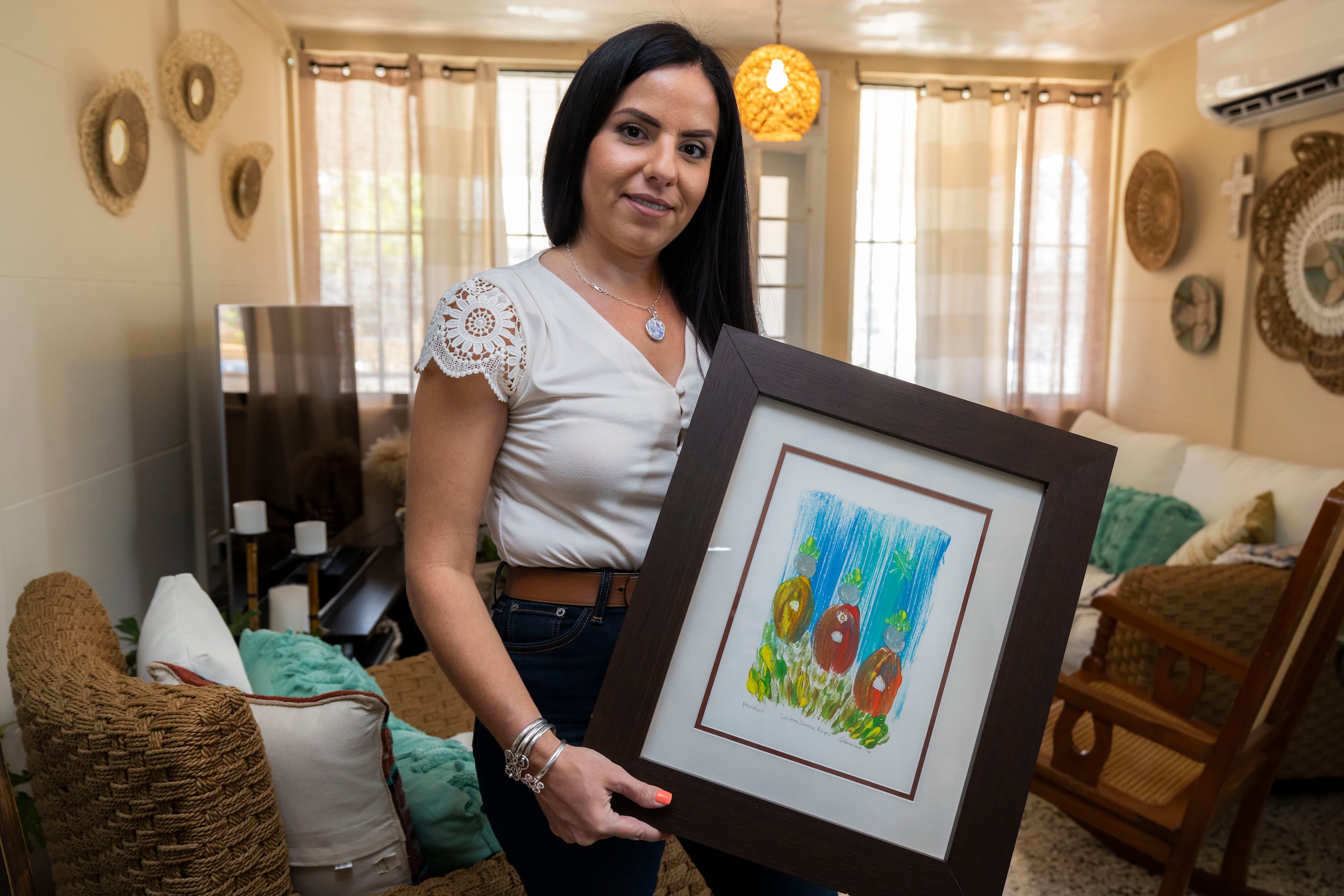 Glenmarie Irizarry Toro es la única mujer que se dedica al enmarcado de cuadros y documentos en la zona oeste.