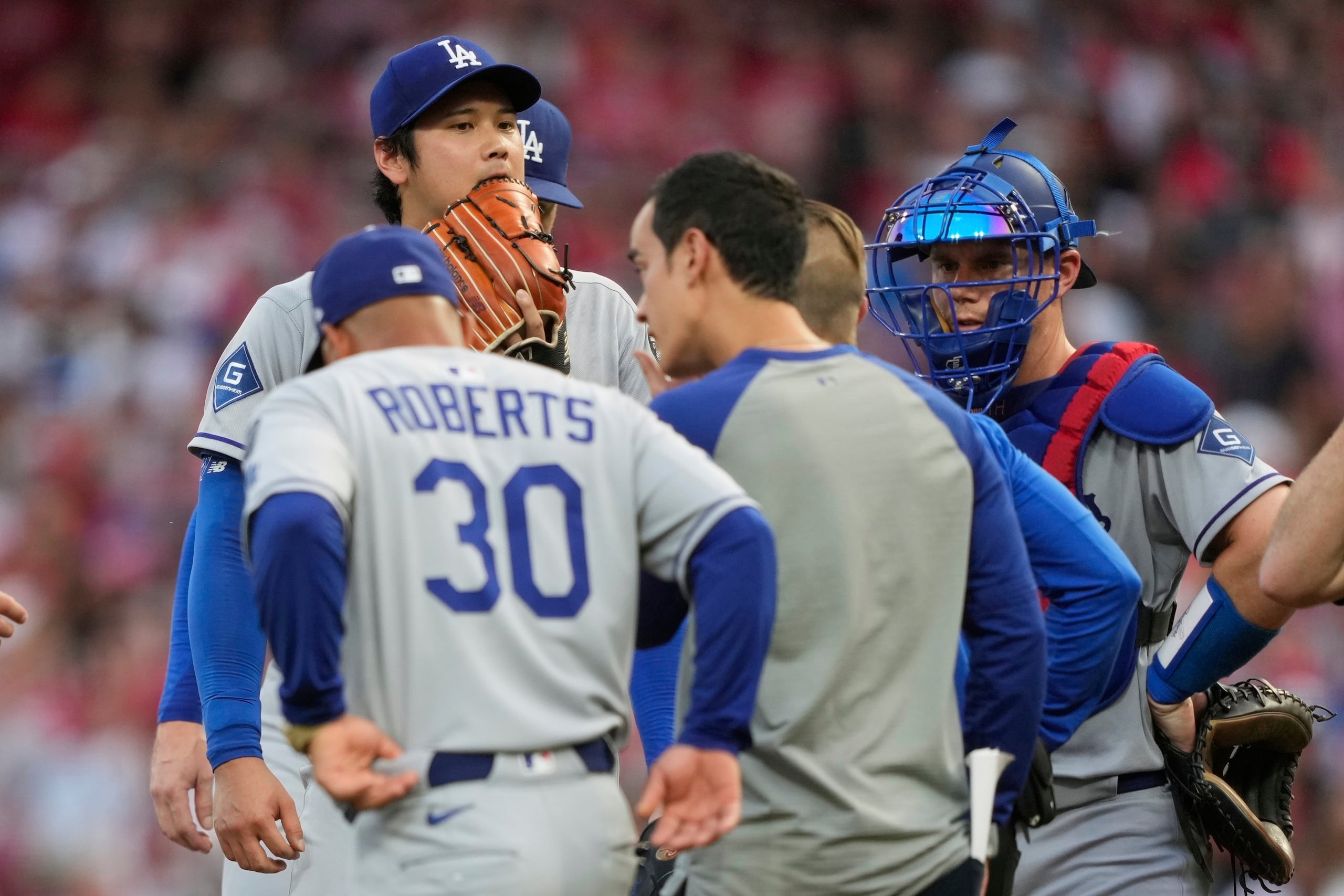 Shohei Ohtani de los Dodgers es retirado del juego durante la cuarta entrada.