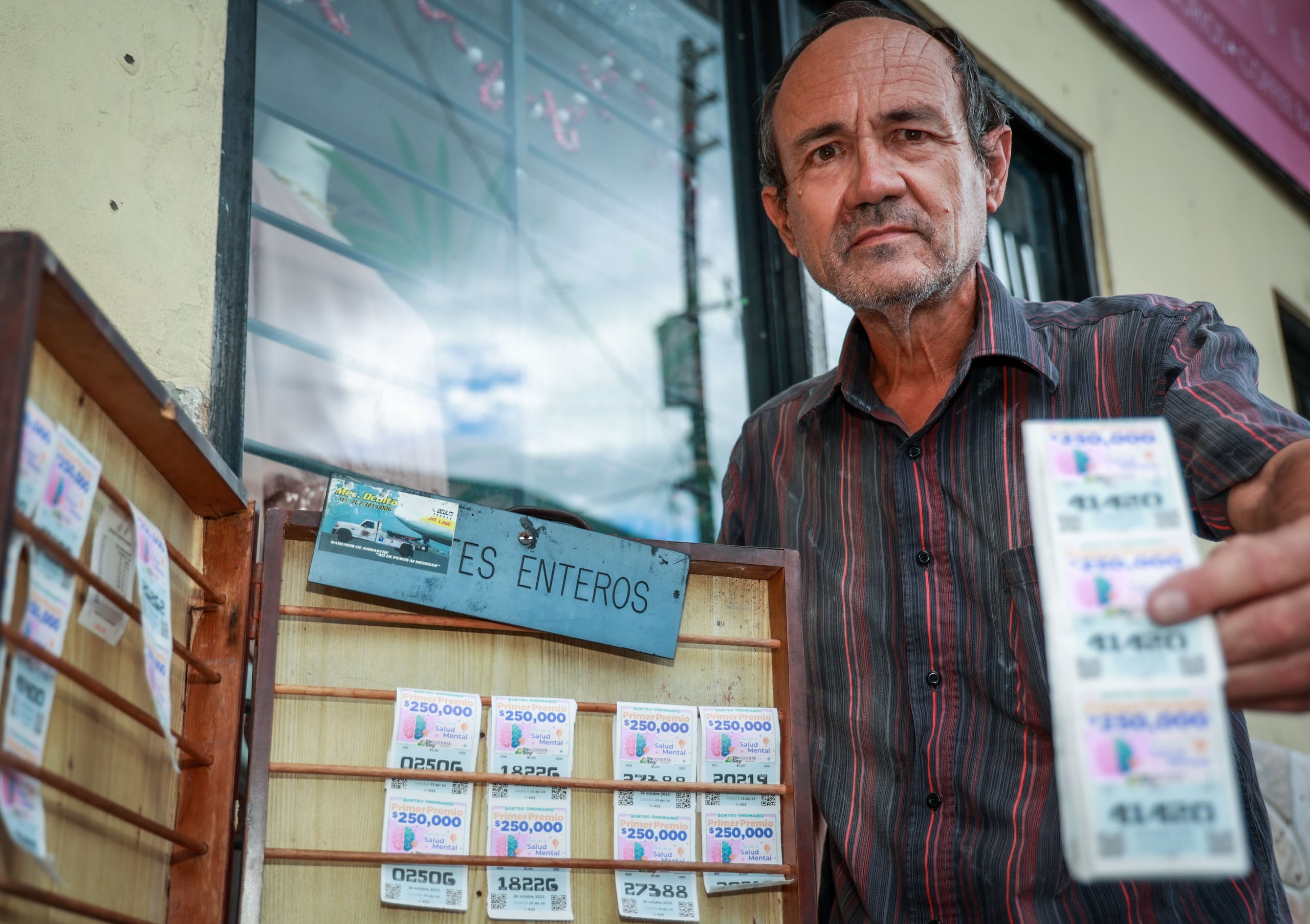 Moisés Vázquez Rosado ubica su puesto de billetes diariamente detrás de la Casa Alcaldía, en Corozal.