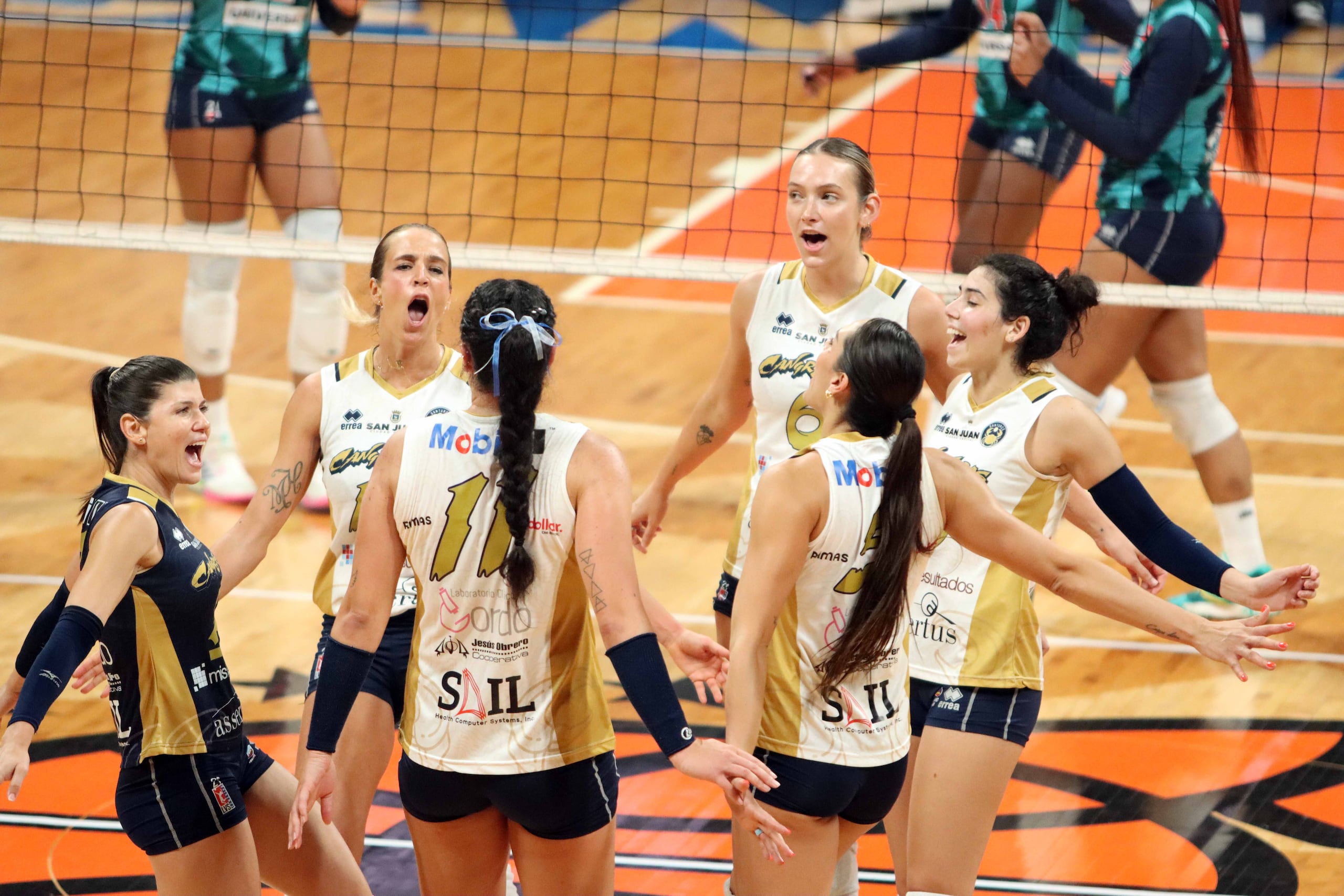 Las Cangrejeras de Santurce celebran durante el primer juego de la final LVSF contra las Criollas de Caguas.