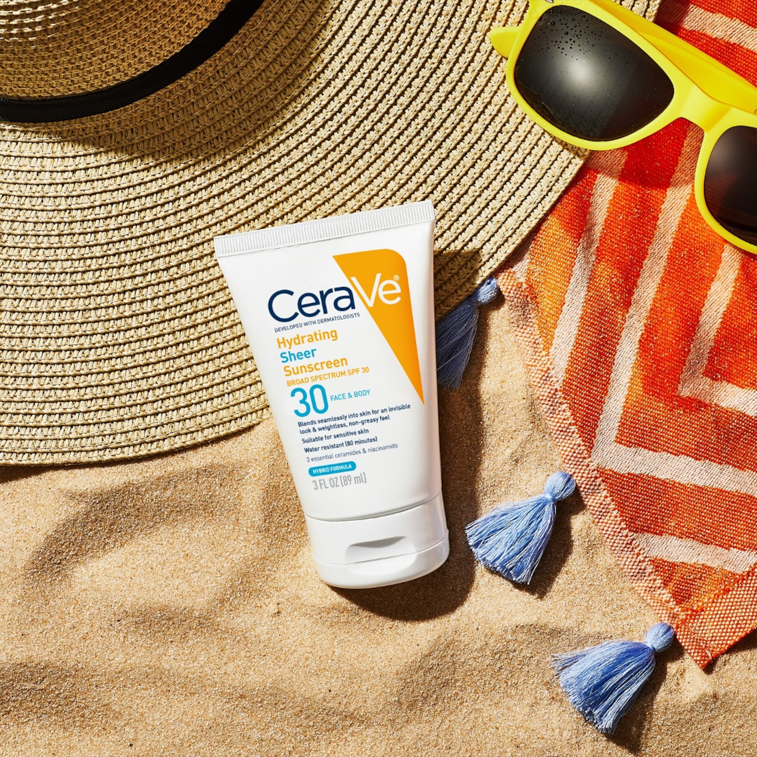 El Hydrating Sheer Sunscreen Broad Spectrum SPF 30 de CeraVe es un protector solar con una fórmula híbrida que ofrece la protección eficaz de un protector mineral sin dejar una capa blanca visible.
