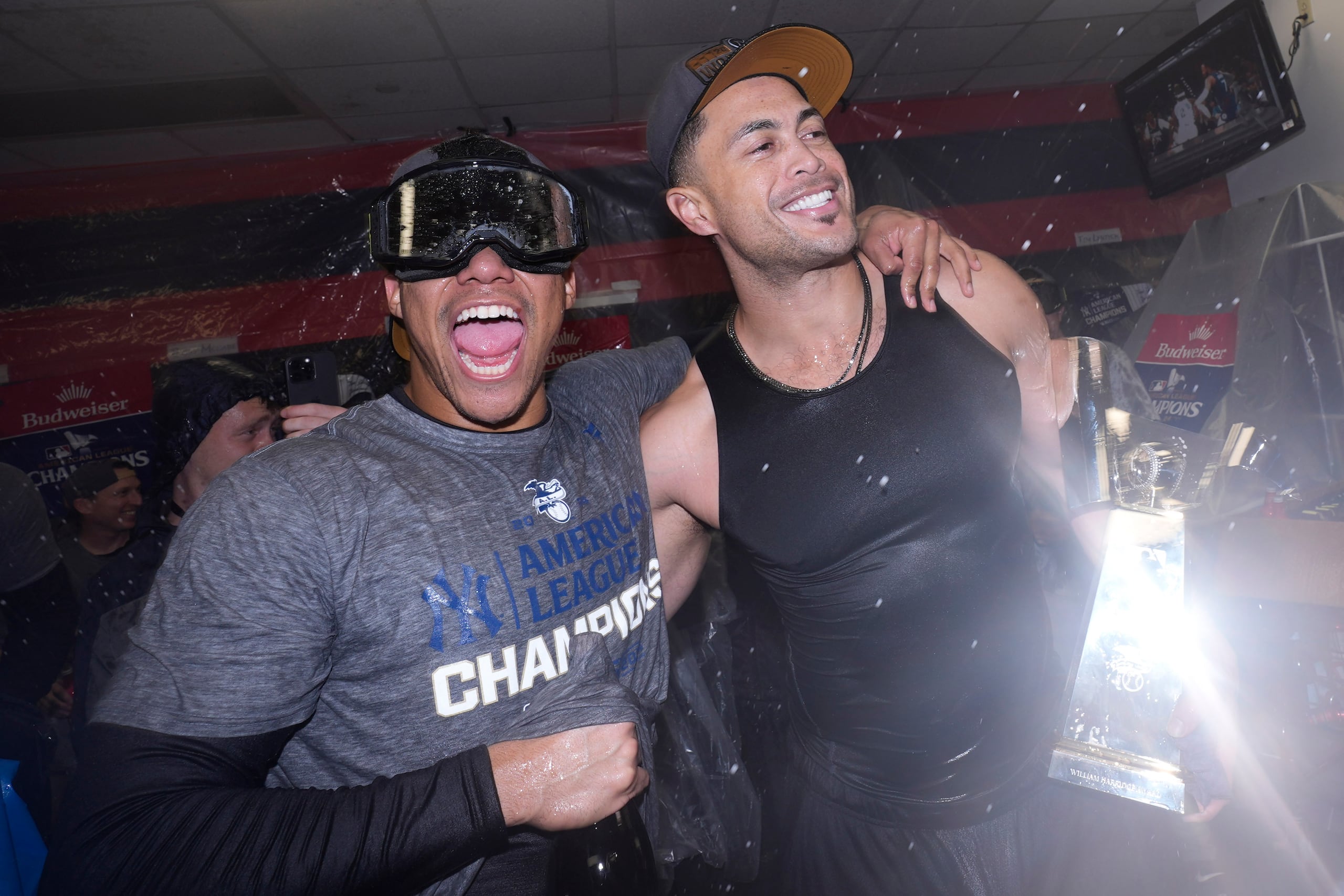 Juan Soto y Giancarlo Stanton celebran el pase de los Yankees a la Serie Mundial.