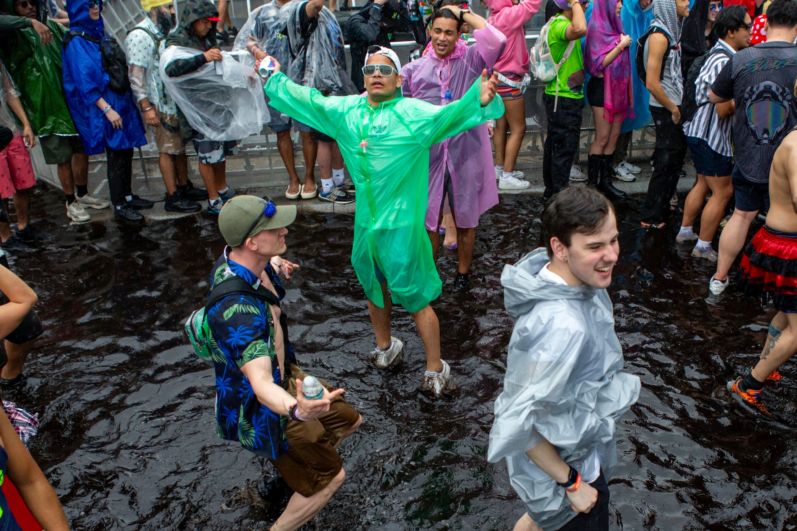 La lluvia no impidió que muchos de los asistentes al Ultra Music Festival, en el Bayfront Park de Miami, continuaran como si nada.