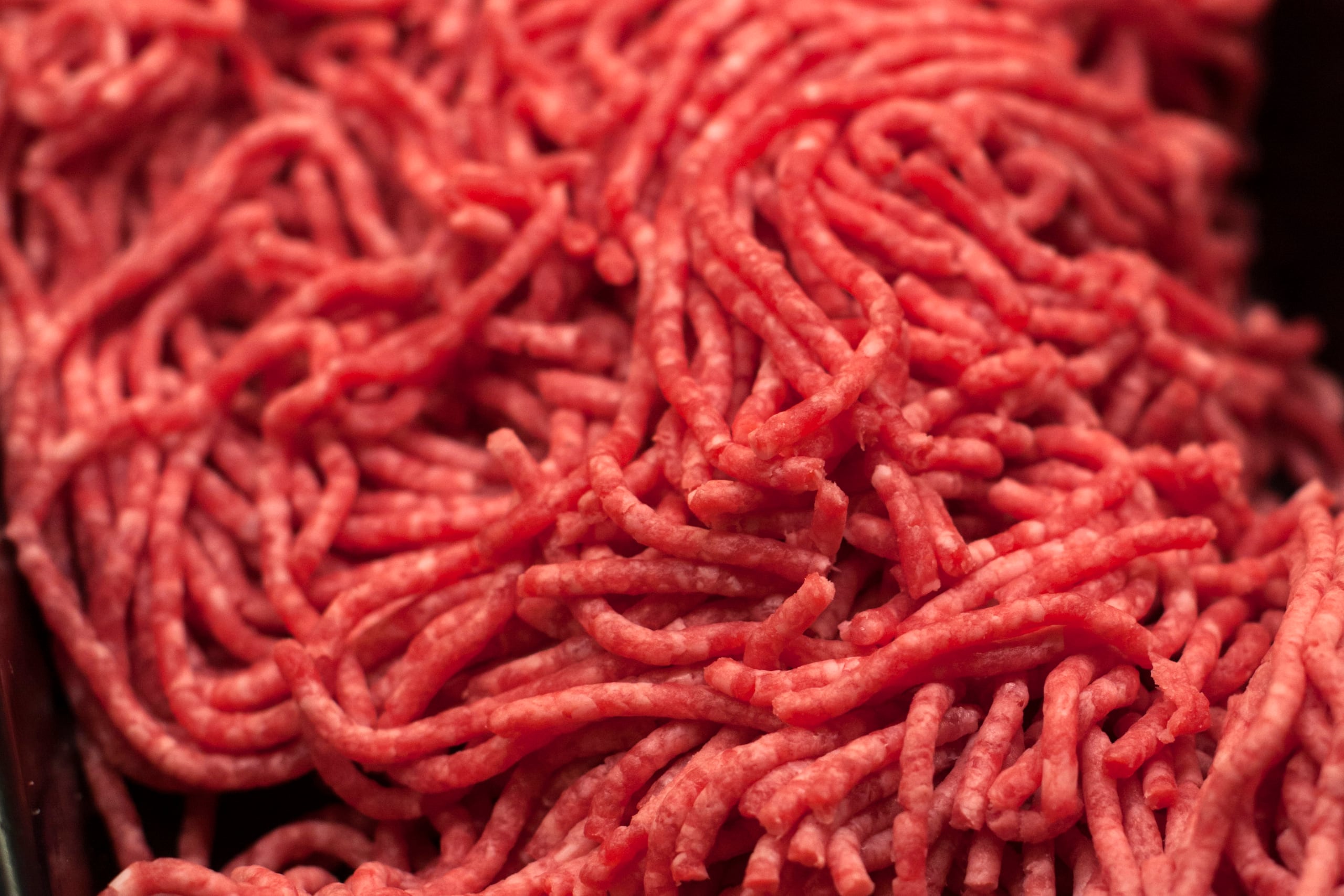 La forma más frecuente de contraer una infección de E. coli es por ingerir alimentos contaminados, como carne molida, leche no pasteurizada, productos frescos y agua contaminada.