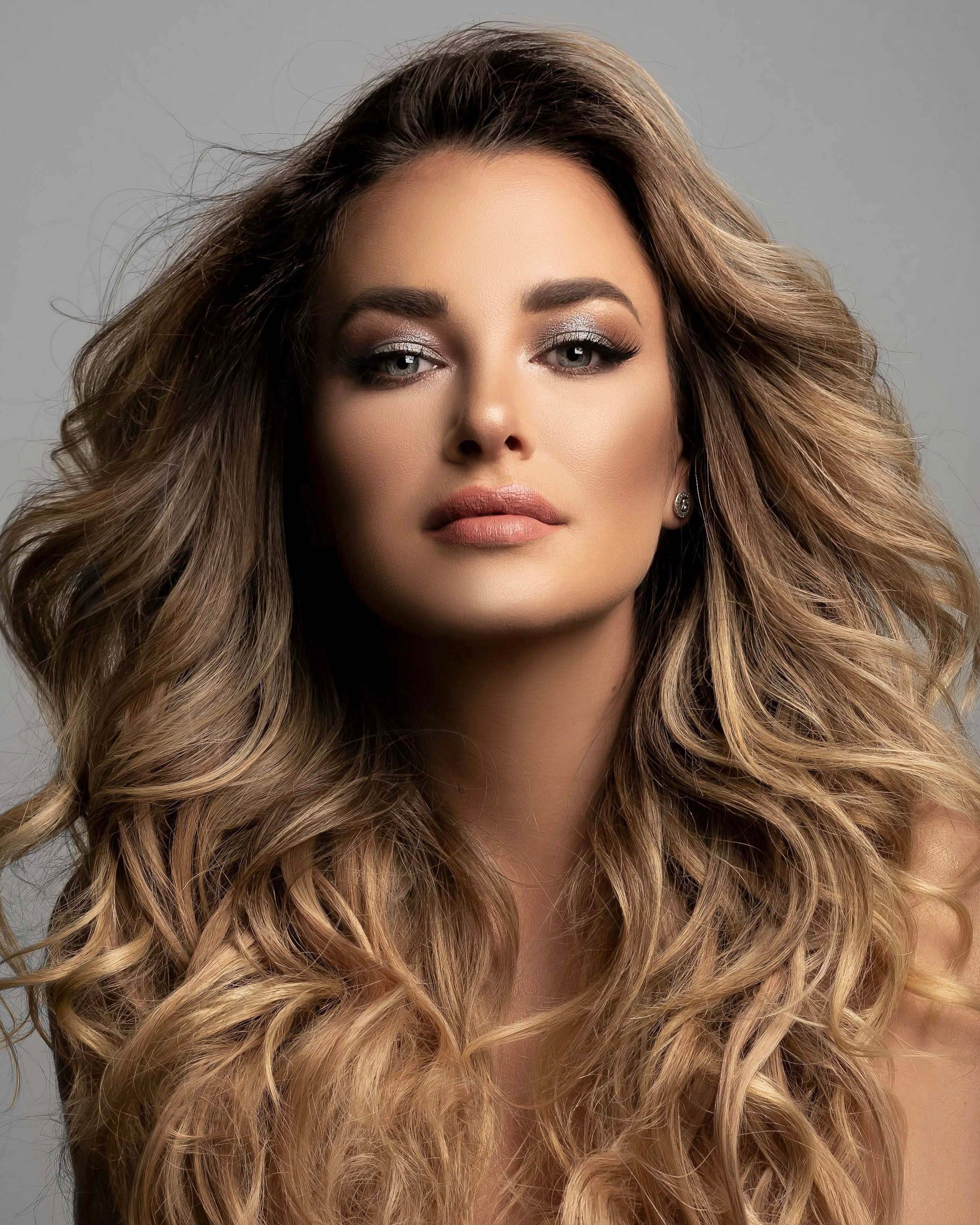 Tras conocerse la noticia de su enfermedad, la también actriz dio una actualización sobre su estado de salud en una publicación de Instagram y compartió que tras la operación los márgenes son negativos, “eso quiere decir que lo sacaron todo”, aseguró.