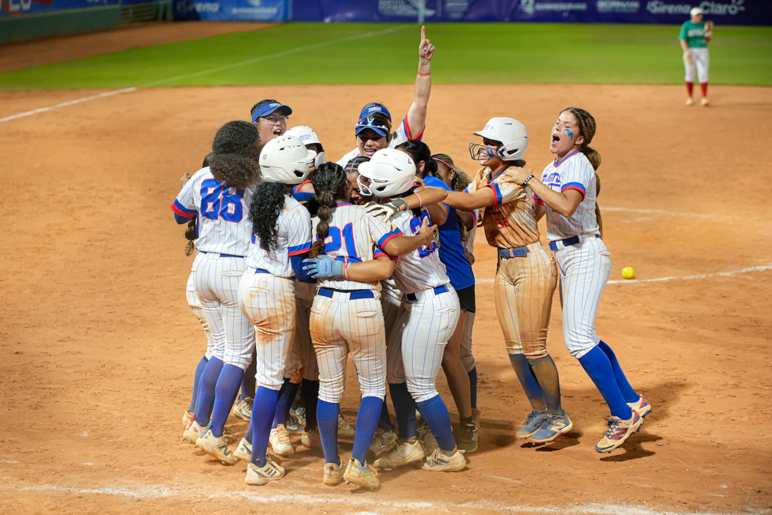 La Selección Nacional de Sóftbol femenino tras vencer a México en los Juegos Centroamericanos y del Caribe Santo Domingo 2026.