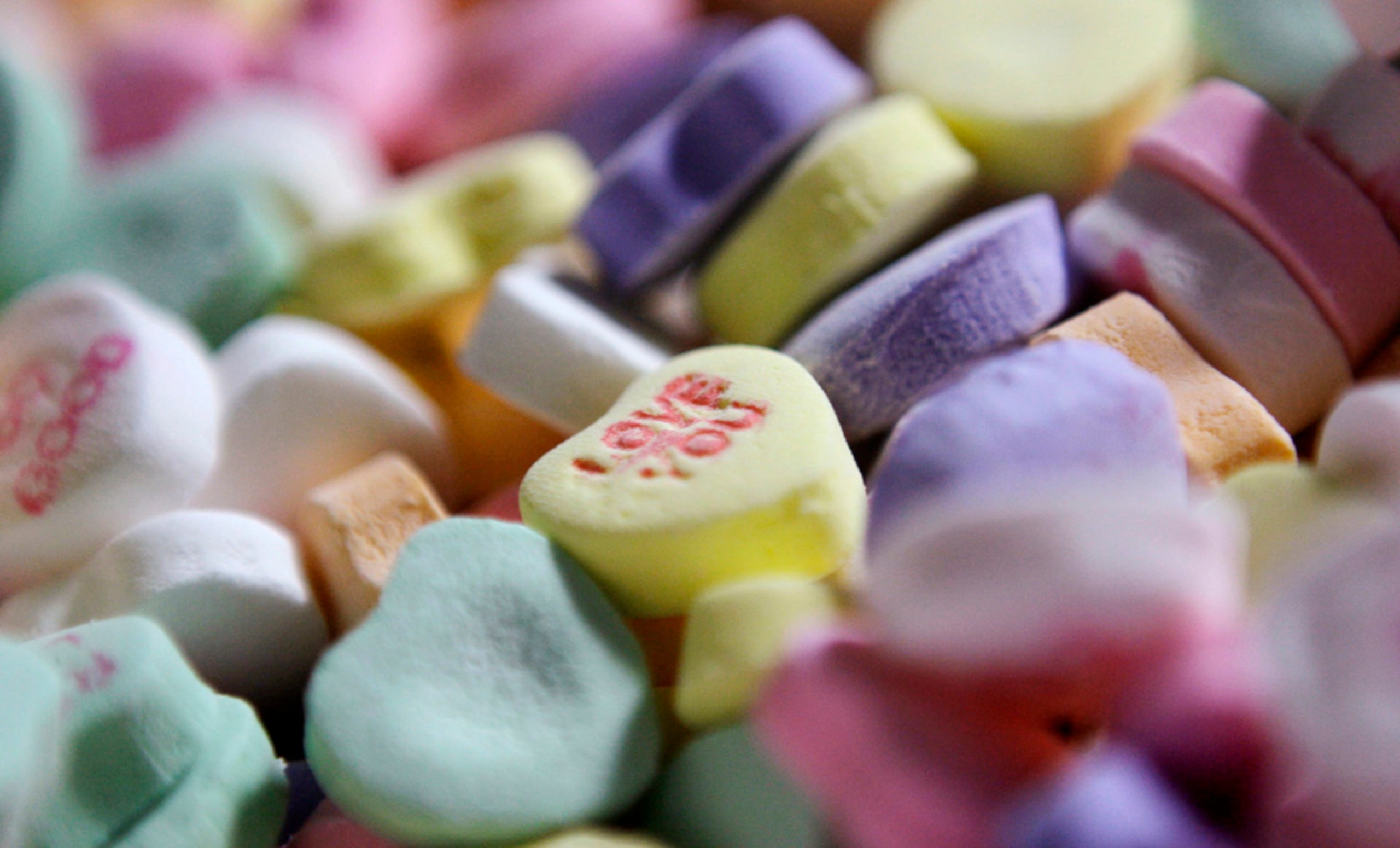 La historia del Día de San Valentín y del mismo san Valentín es un poco turbia, pero la festividad comenzó como una fiesta litúrgica para un mártir cristiano del siglo III, según Lisa Bitel, profesora de historia y religión en la Universidad del Sur de California.