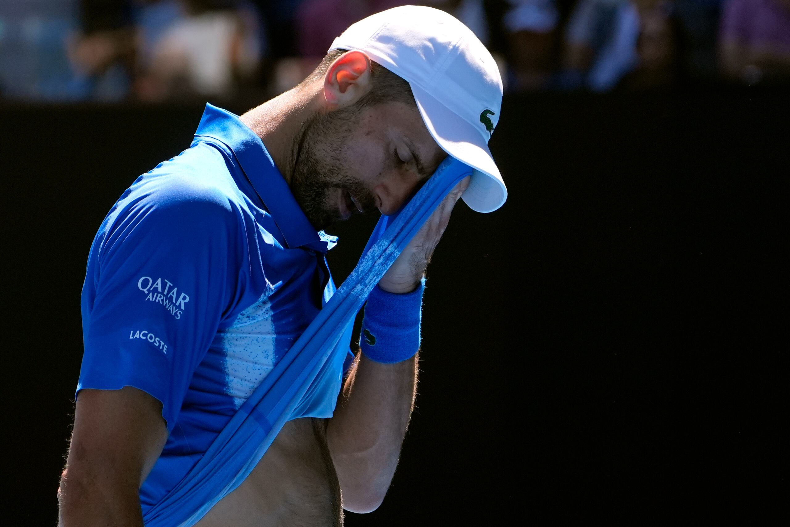 El serbio Novak Djokovic se quita el sudor durante el encuentro de semifinales ante el alemán Alexander Zverev en el Abierto de Australia el viernes, 24 de enero del 2025.